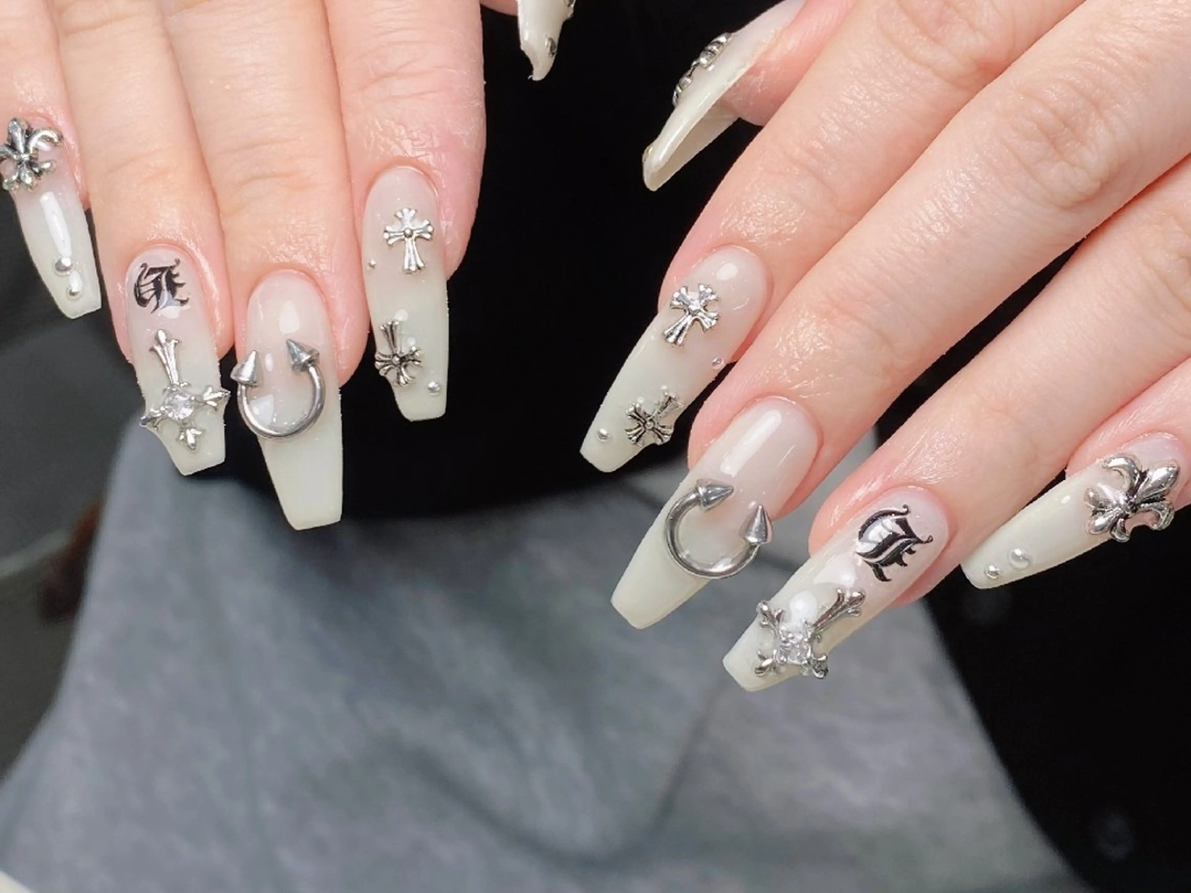 ネイル チークネイル フレンチネイル ジェルネイル ガーリー キラキラネイル ハンドネイル UM Nail Salonのネイルデザイン