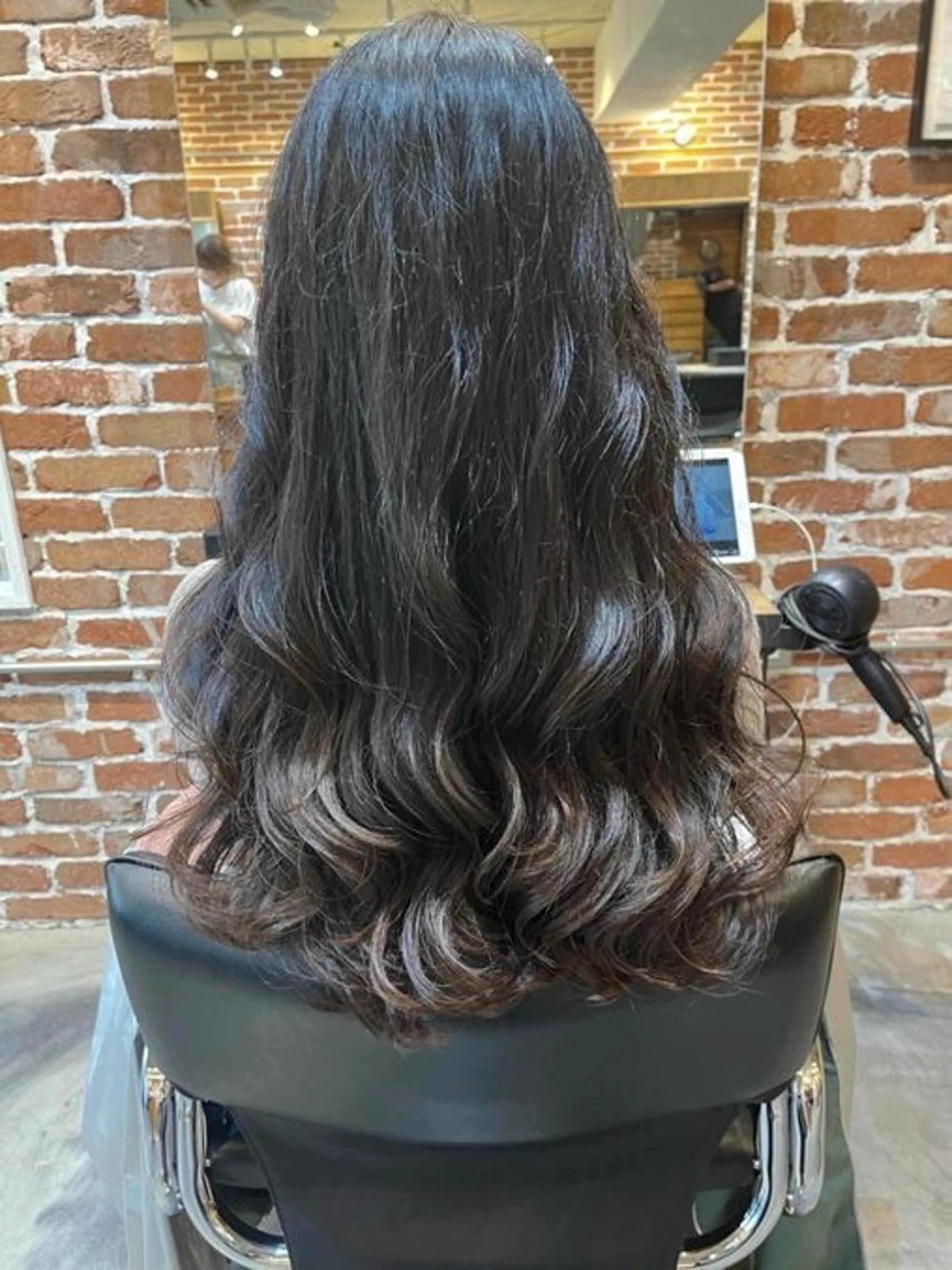 ロング パーマ 曲がる縮毛矯正 センターパートのヘアスタイル