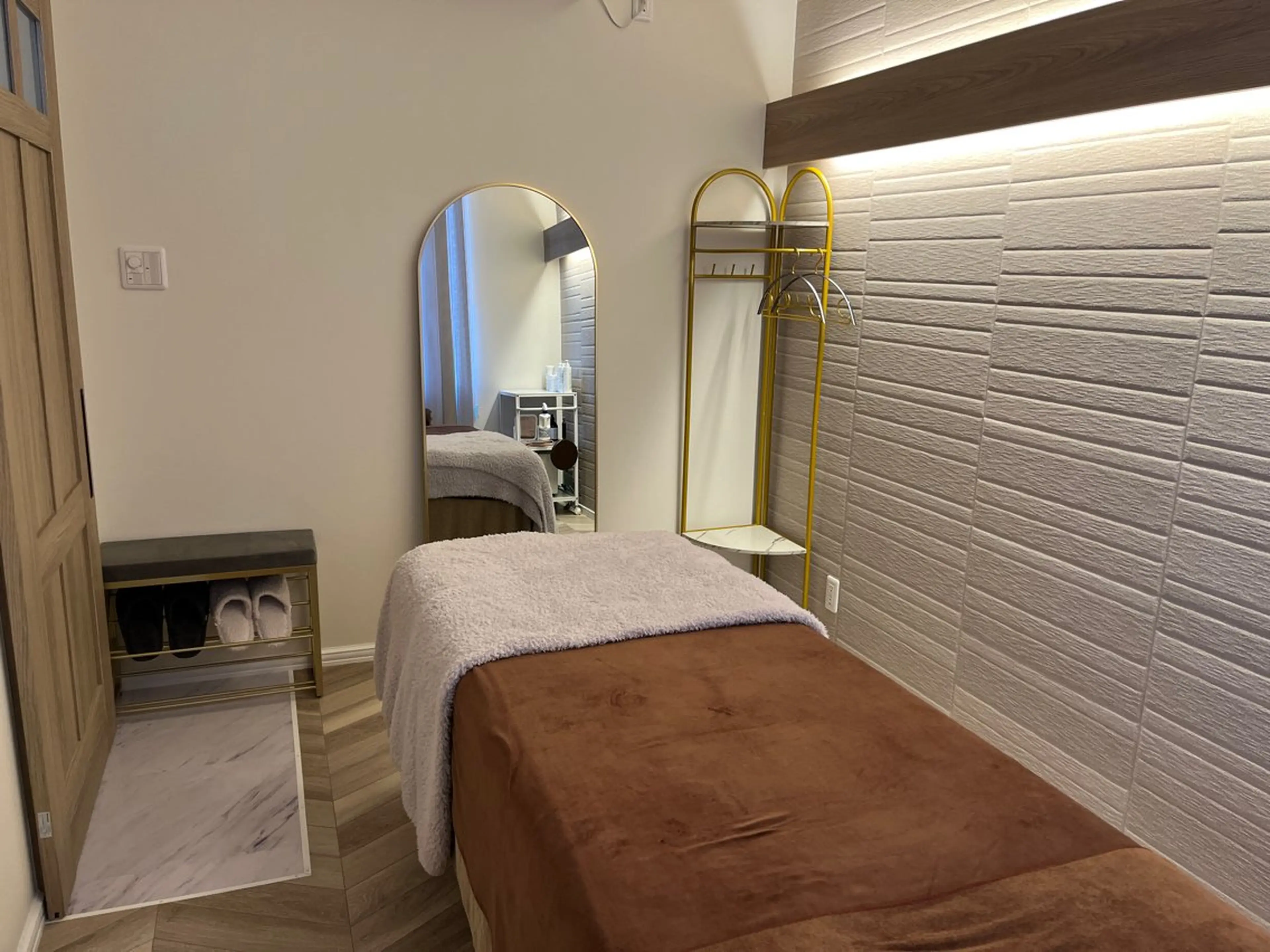 美肌脱毛／ニキビ ／肩こり／慢性疲労のエステ・リラクイメージ