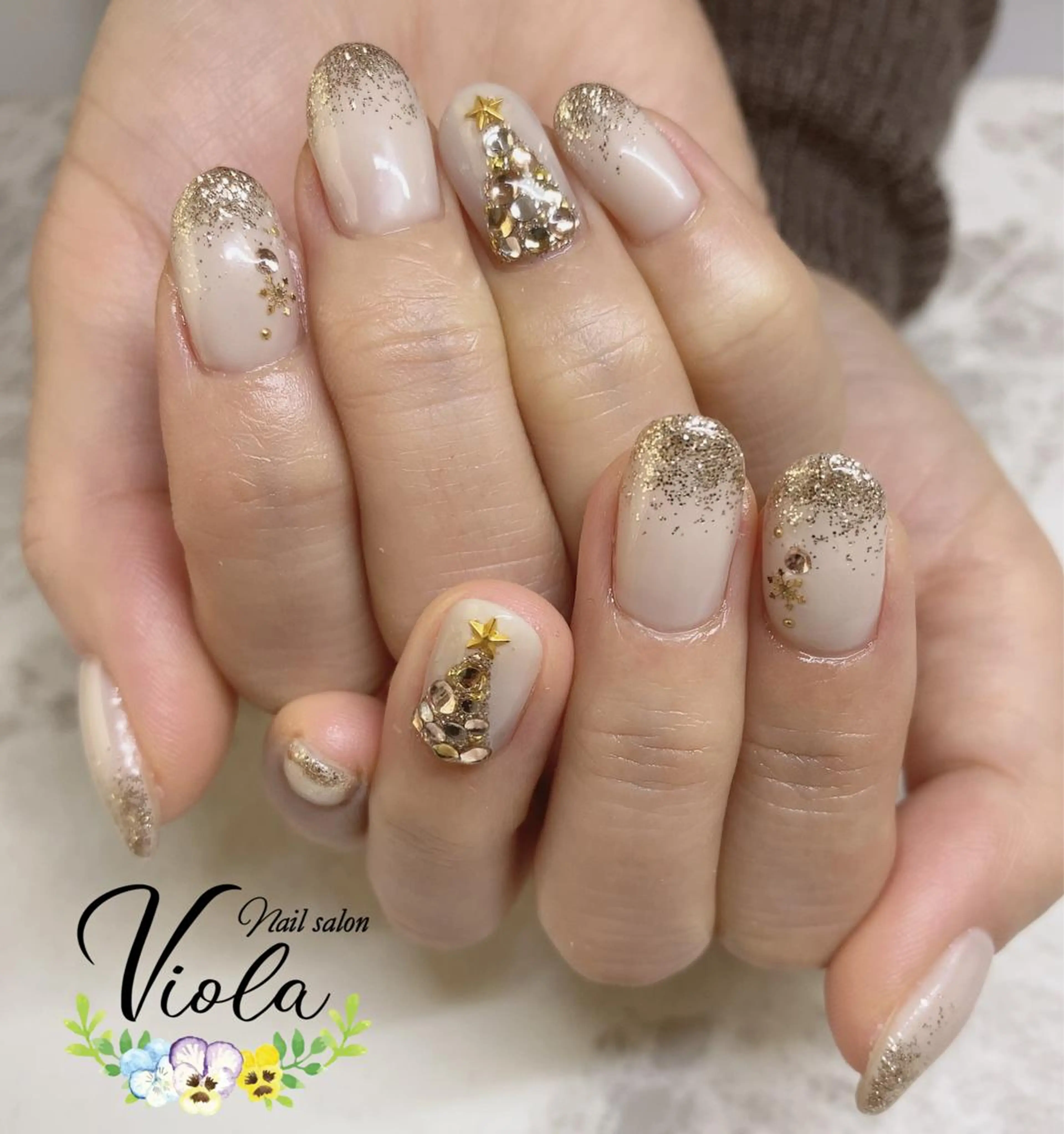 ネイル キラキラネイル 冬ネイル クリスマス ハンドネイル Nailsalon Viola所属・ネイルサロン Violaのネイルデザイン