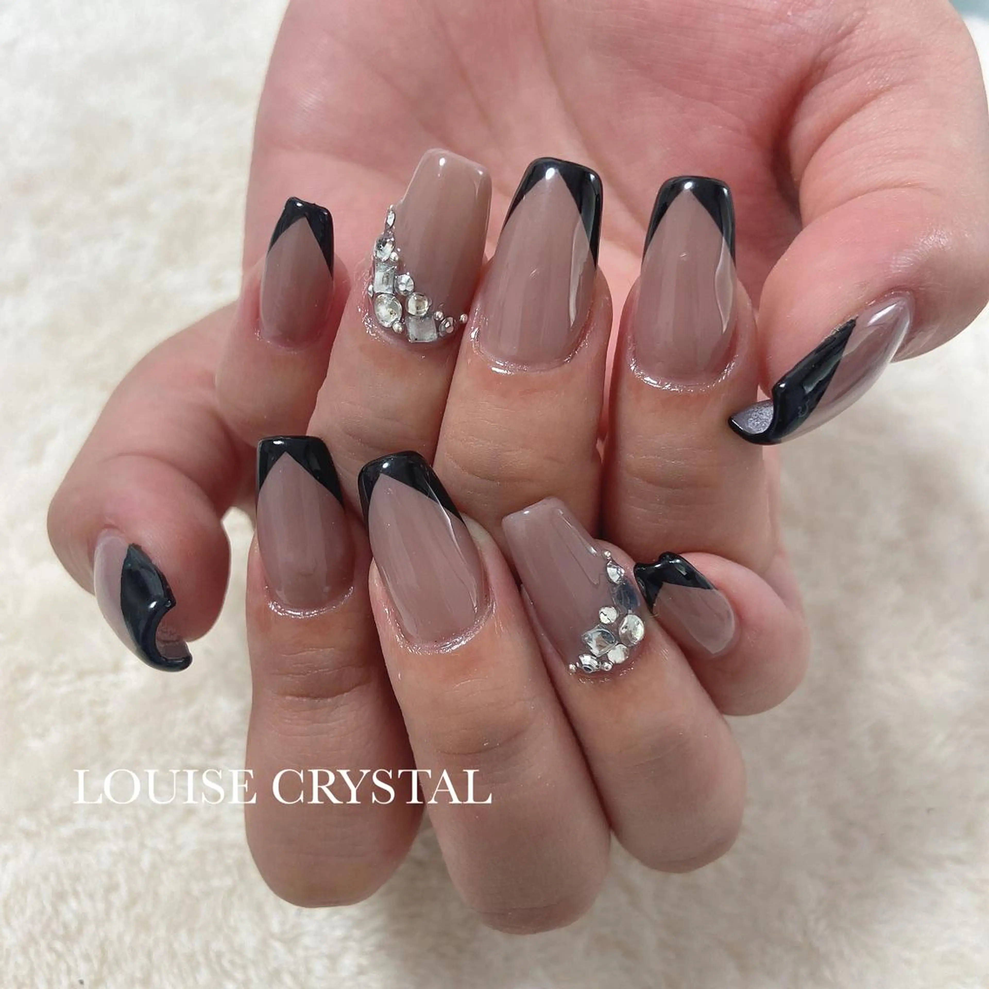 ネイル フレンチネイル ハンドネイル LOUISE CRYSTALのネイルデザイン