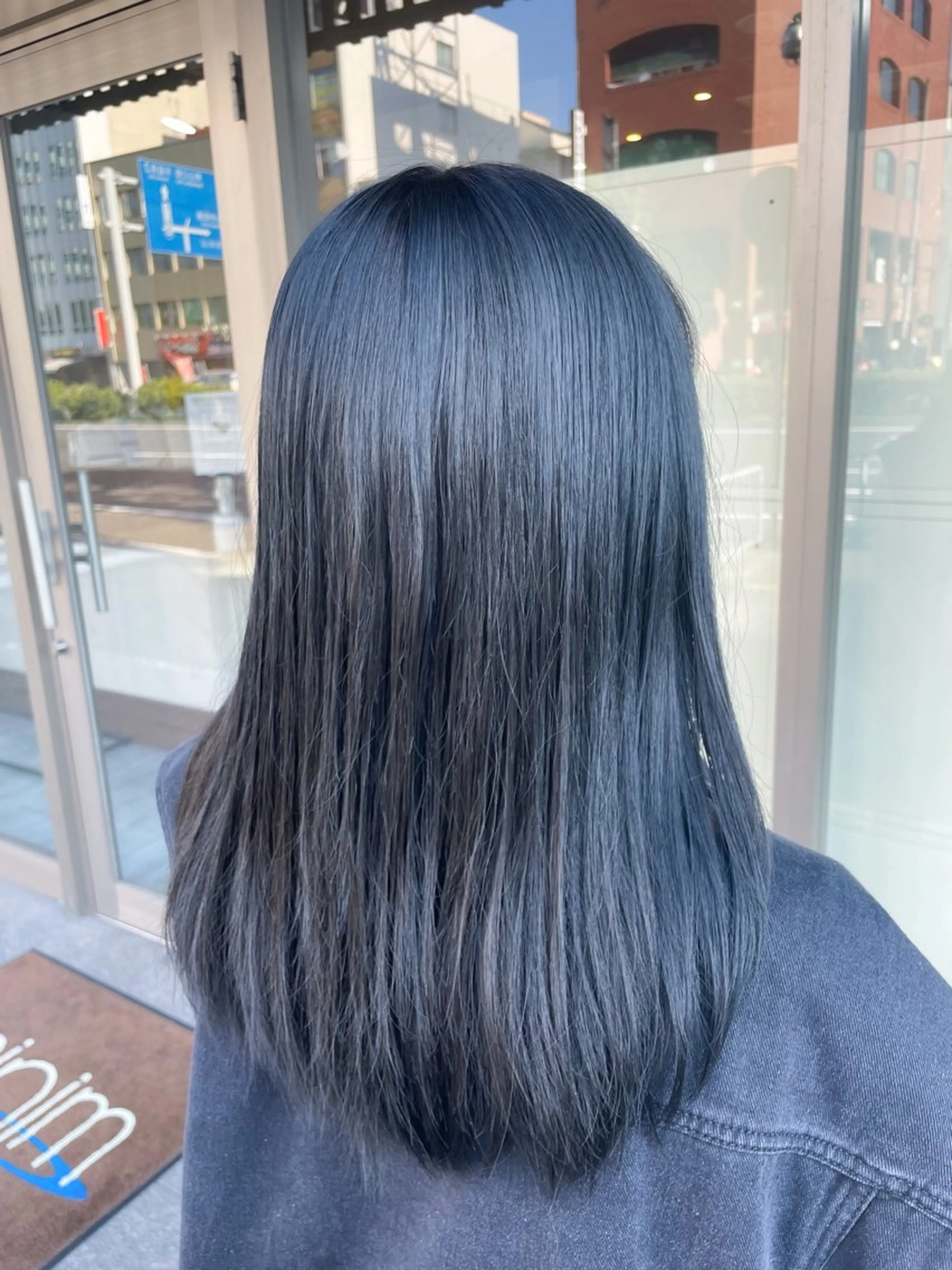 セミロング カラー 黒髪 ブルーカラー ブルーブラック ヘアカラー トリートメント イワタ マハ/ minim hairのヘアスタイル