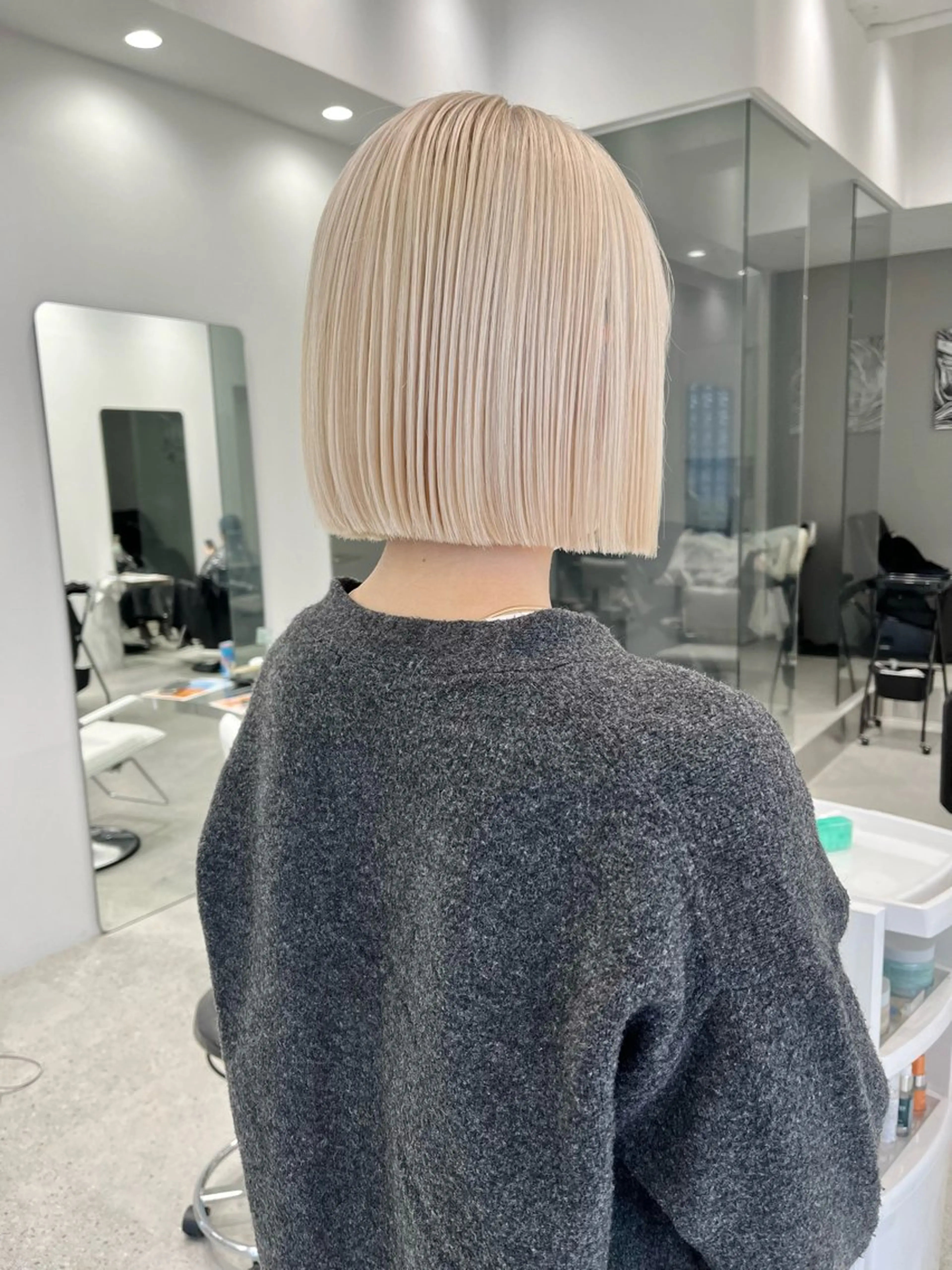 ショート カラー ブロンド ホワイトブロンド ボブ iLi 《イリ》のヘアスタイル