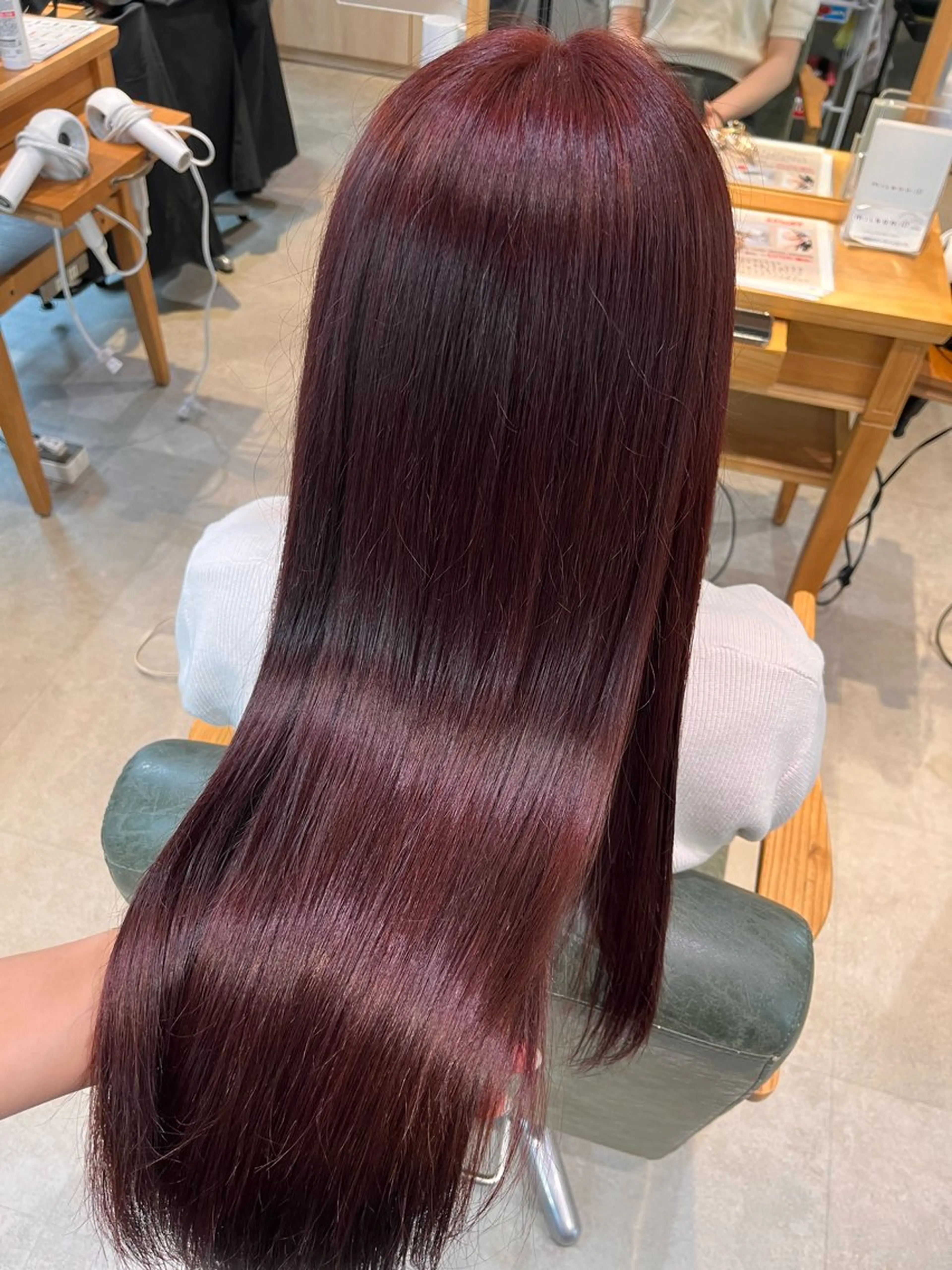 ロング カラー ブリーチ ボルドーカラー ブリーチなしカラー オタク美容師🛍/ 酸性ストレート/艶髪のヘアスタイル