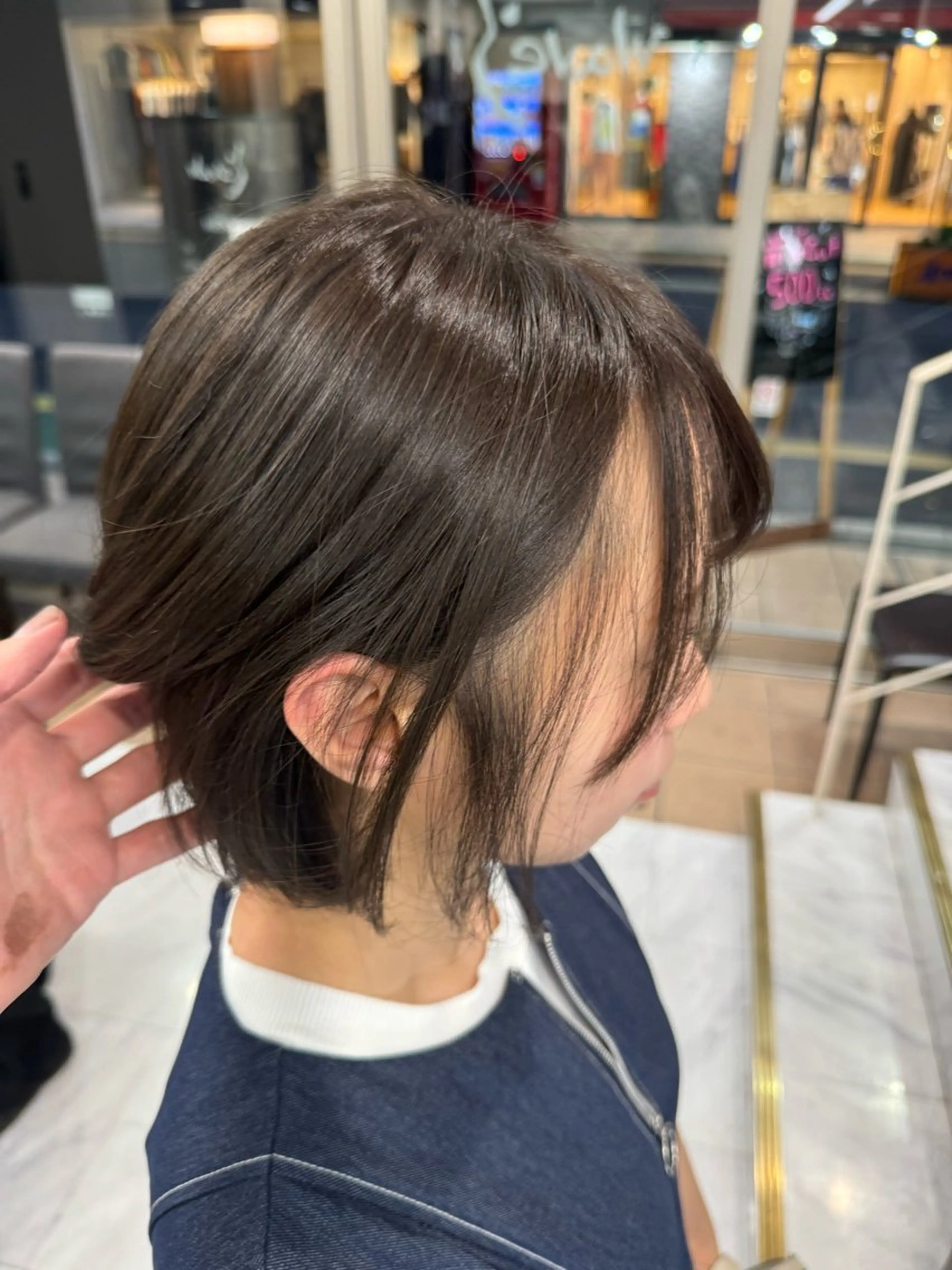ミディアム カラー ヘアアレンジ 切りっぱなしボブ アッシュ アッシュブラウン ブリーチ ブラウンカラー ヘアカラー トリートメント Zina 大宮所属・目黒 碧人のヘアスタイル