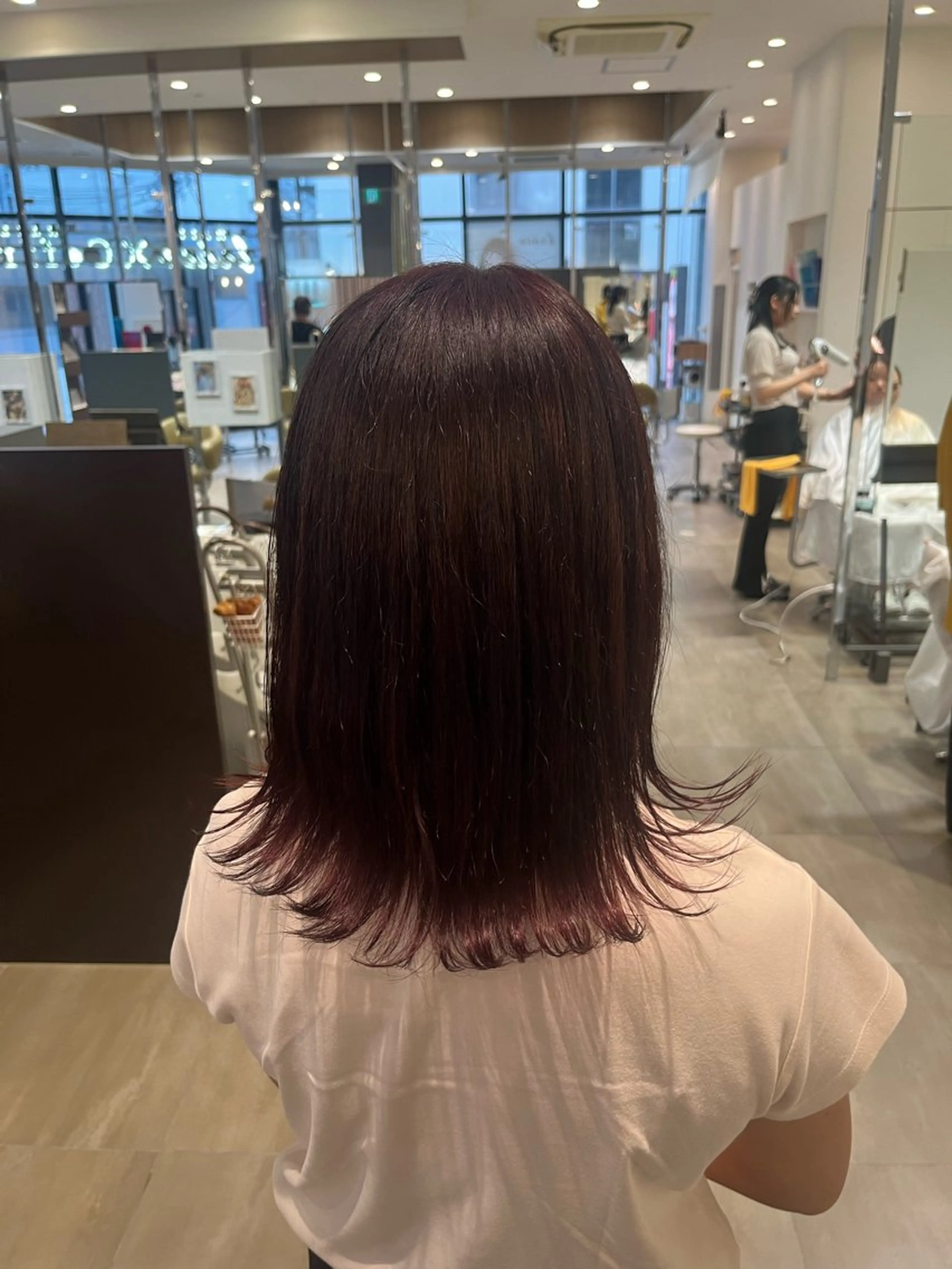 ミディアム カラー ブリーチ ブリーチなしカラー レッドカラー 顔まわりレイヤー×透 明感カラー/しずくのヘアスタイル