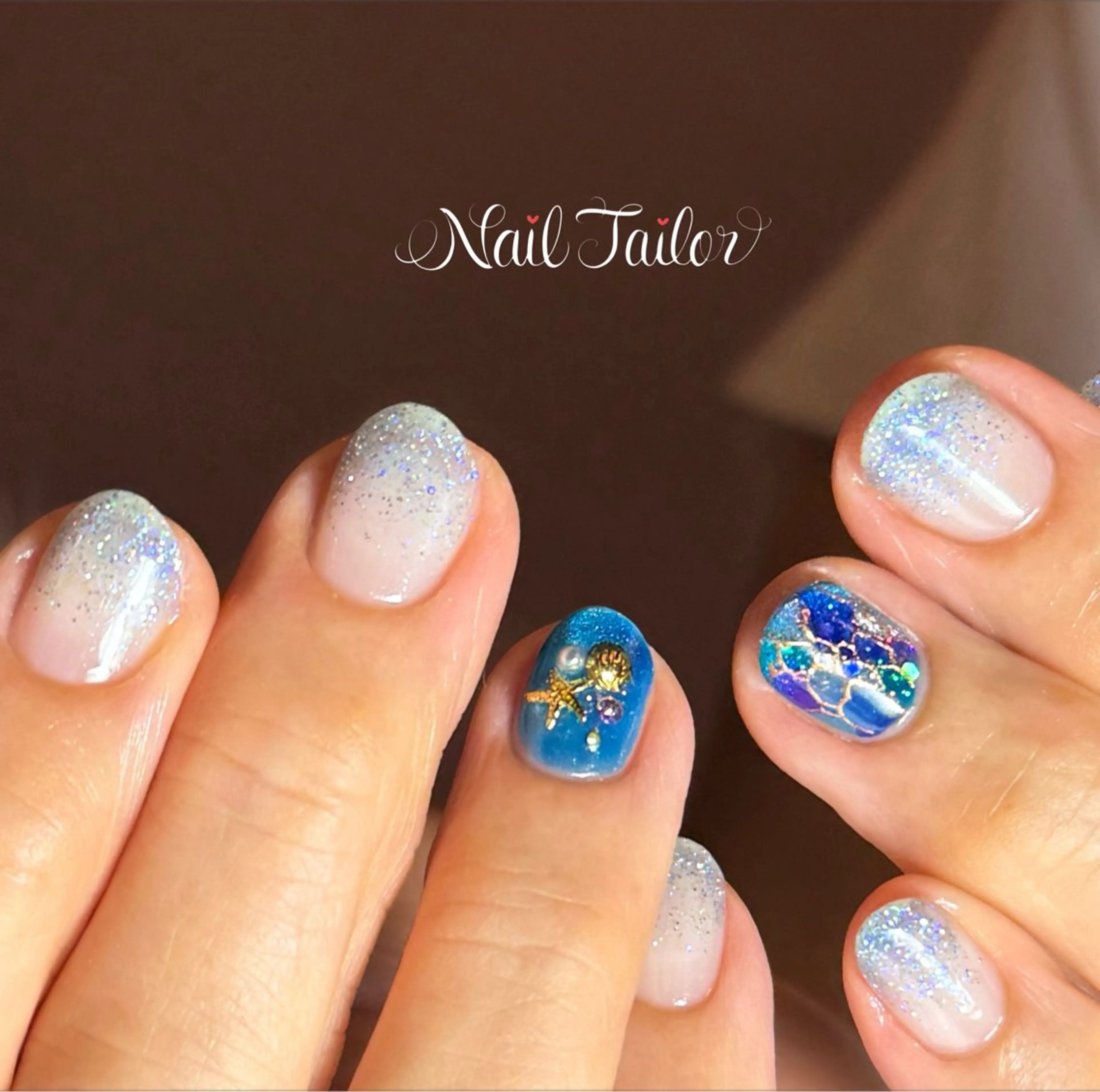 ネイル アートネイル 長さ出し グラデーション キラキラネイル 水色 ハンドネイル NailTailor ネイルテイラーのネイルデザイン