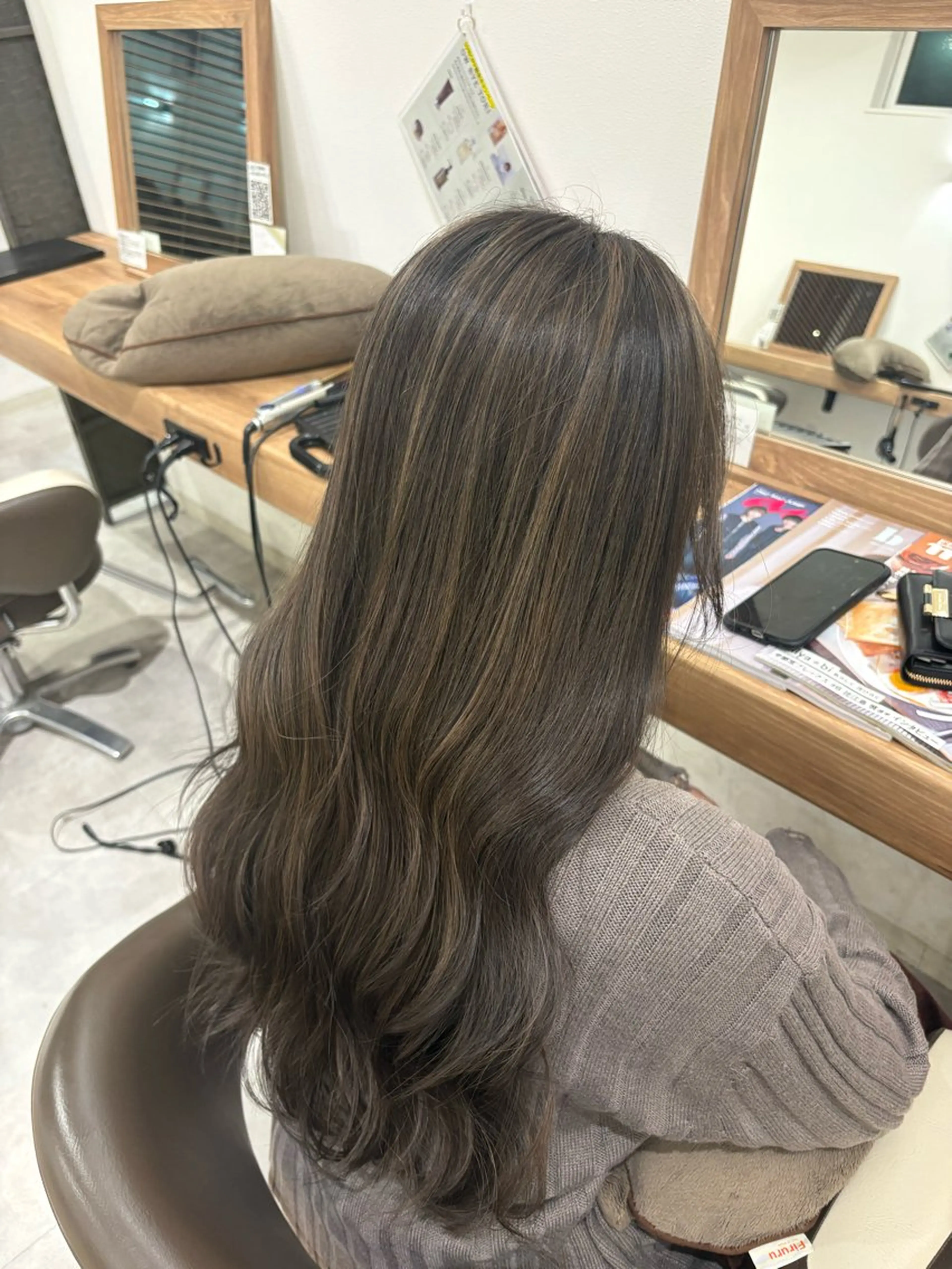 ロング カラー グレージュ ハイライトカラー オリーブグレージュ オリーブグレー ハイライト ヘアカラー 渡邊 玲来のヘアスタイル