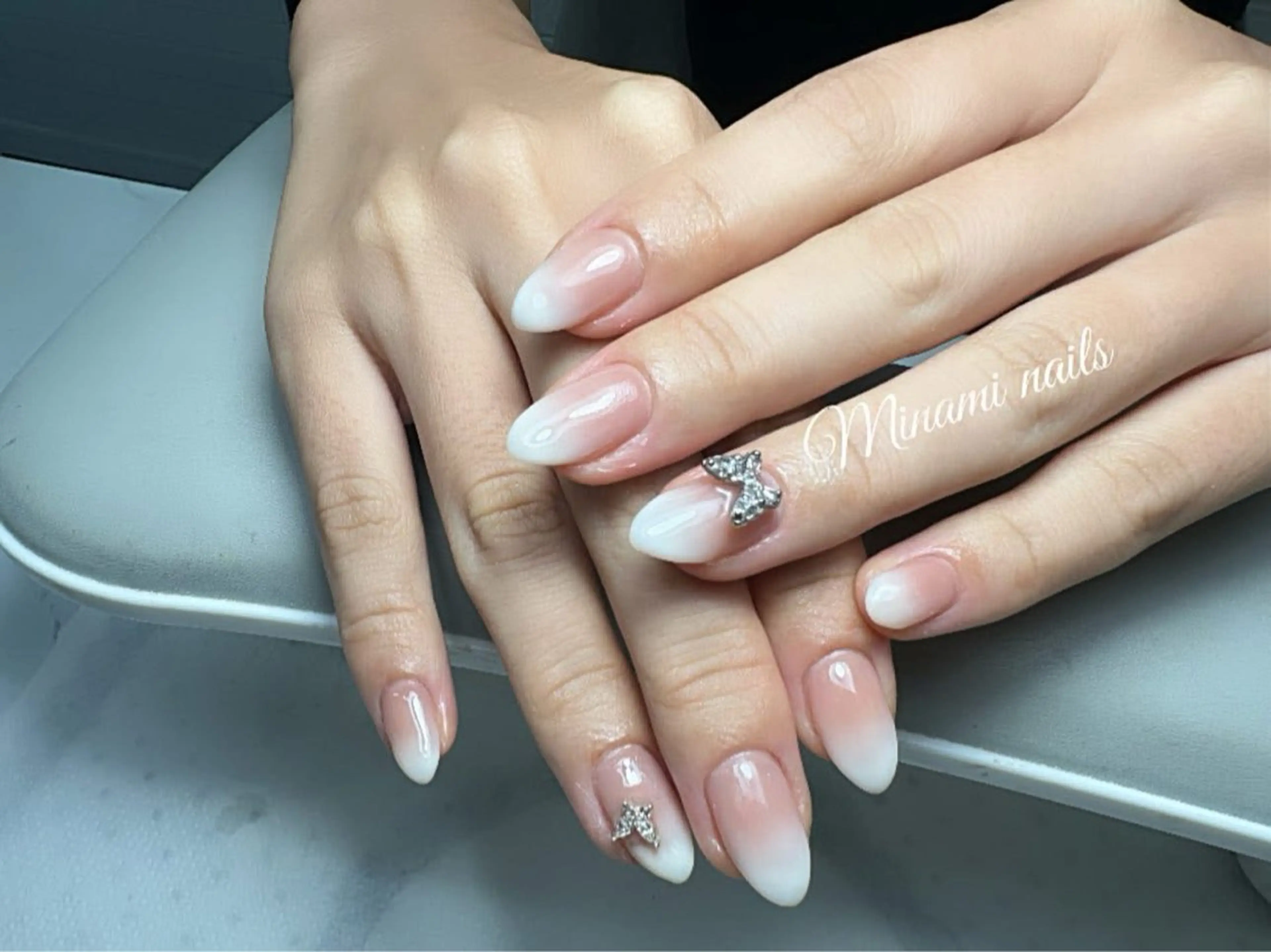 ネイル オーロラネイル ガーリー グラデーション オフィスネイル ストーンネイル Minami Nailsのネイルデザイン