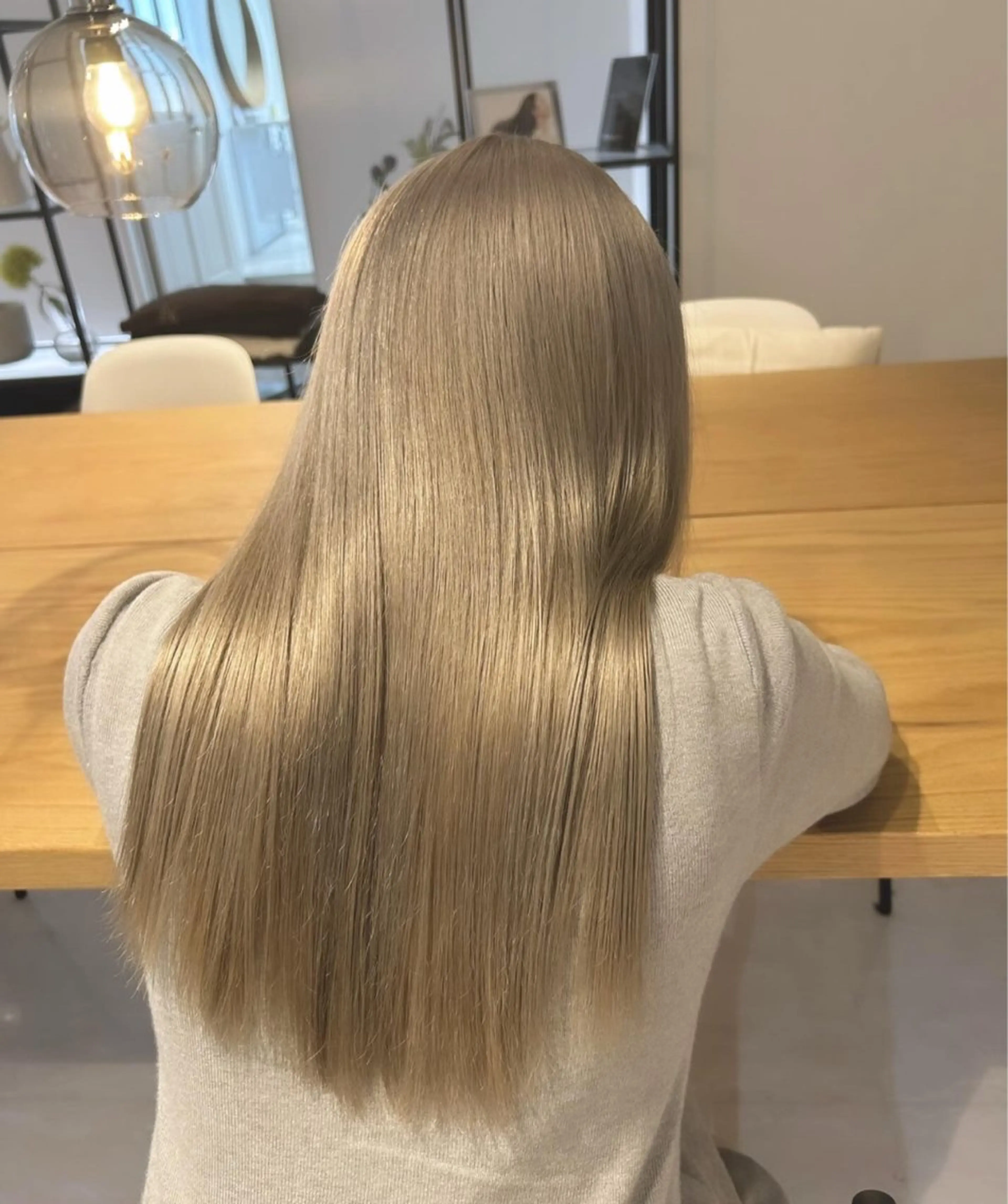 カラー ニトウ レイナのヘアスタイル