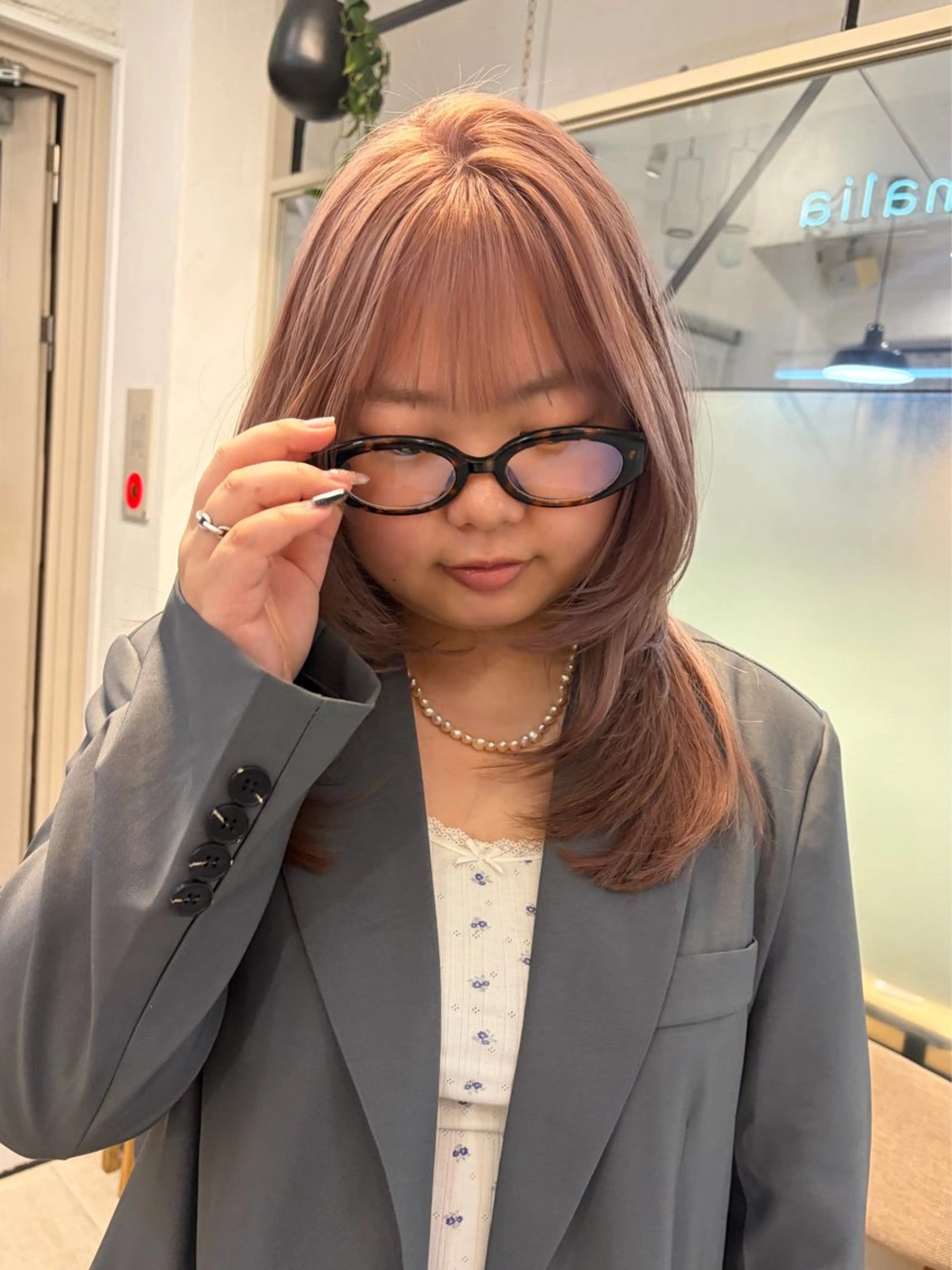 セミロング カラー ミルクティー× グレージュMOMOのヘアスタイル