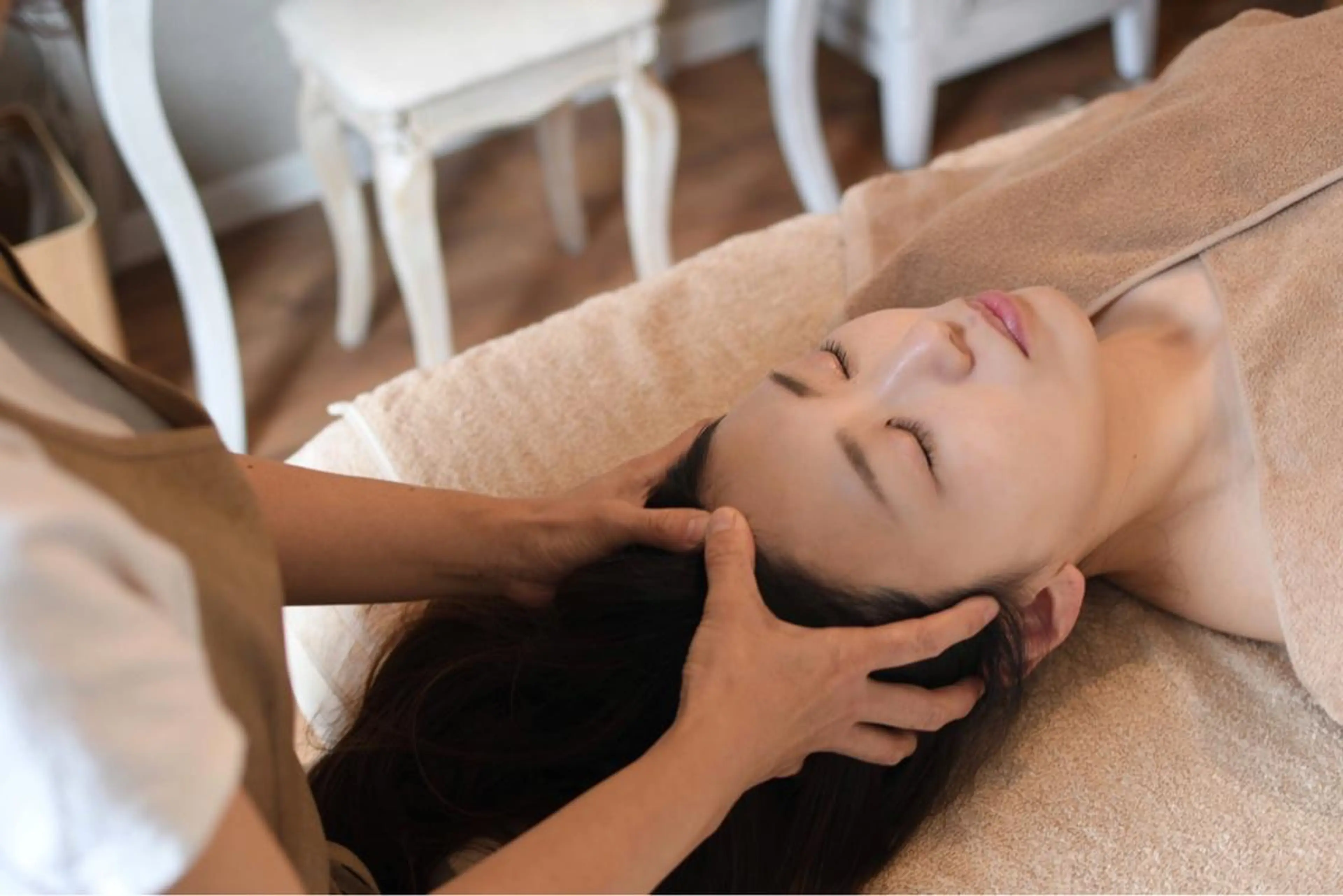 【小顔矯正 50分】痛くない!お顔には触れていないのに1度でリフトアップ。の写真