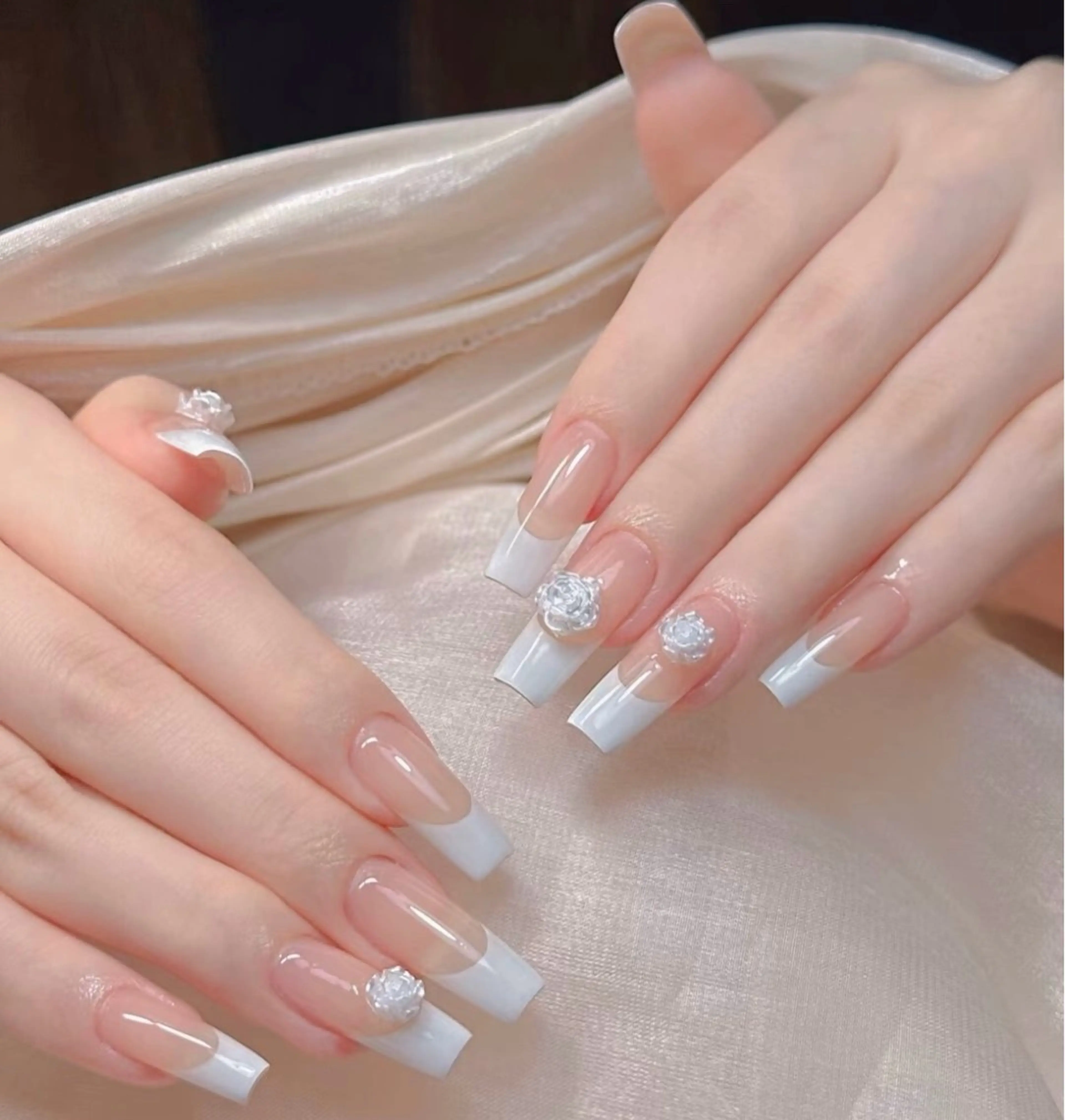 ネイル チークネイル 長さ出し フラワーネイル フレンチネイル ガーリー SunNail池袋駅 ワンホンネイルのネイルデザイン