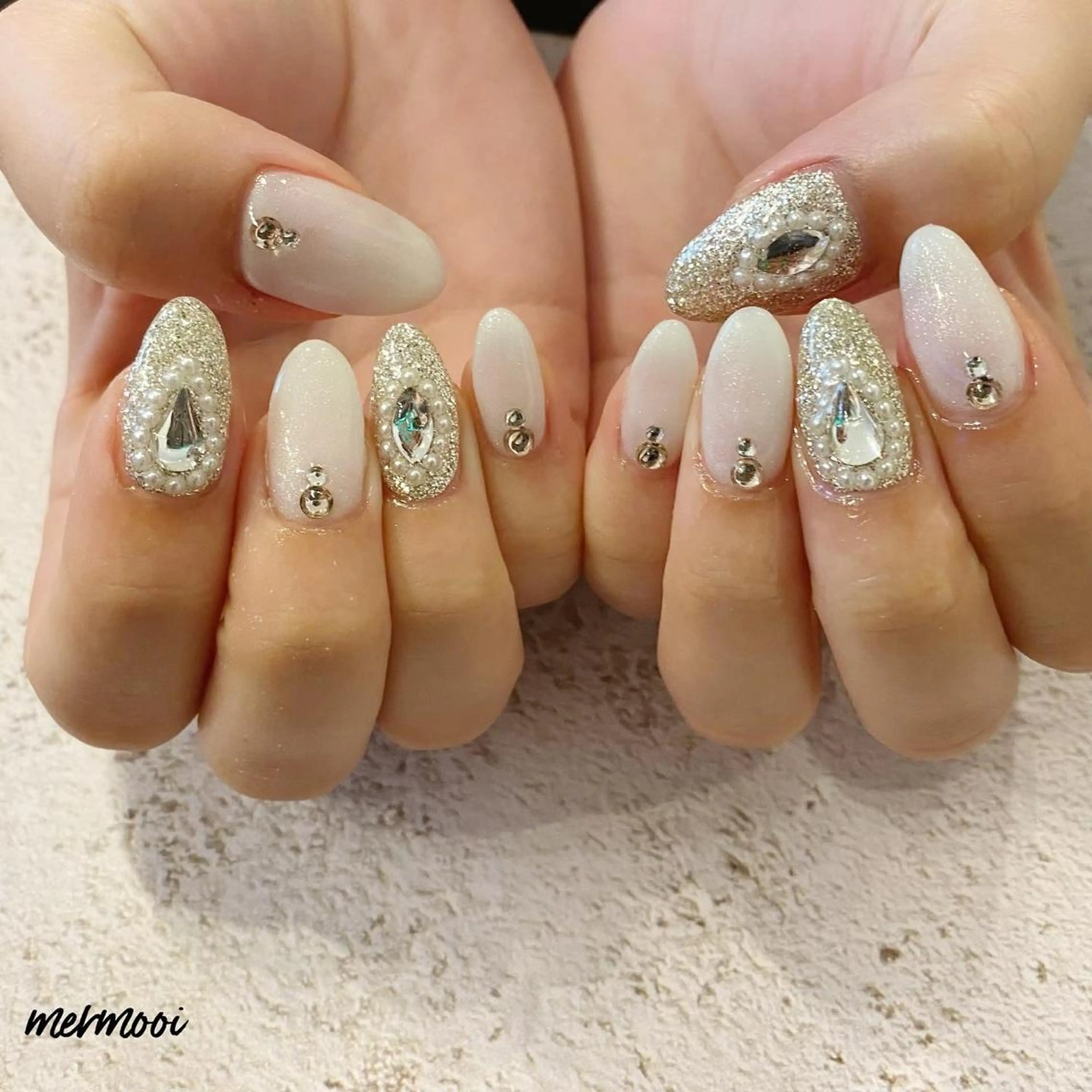 ネイル キラキラネイル 韓国ネイル ニュアンスネイル スカルプネイル ホワイト ハンドネイル melumooi nailのネイルデザイン