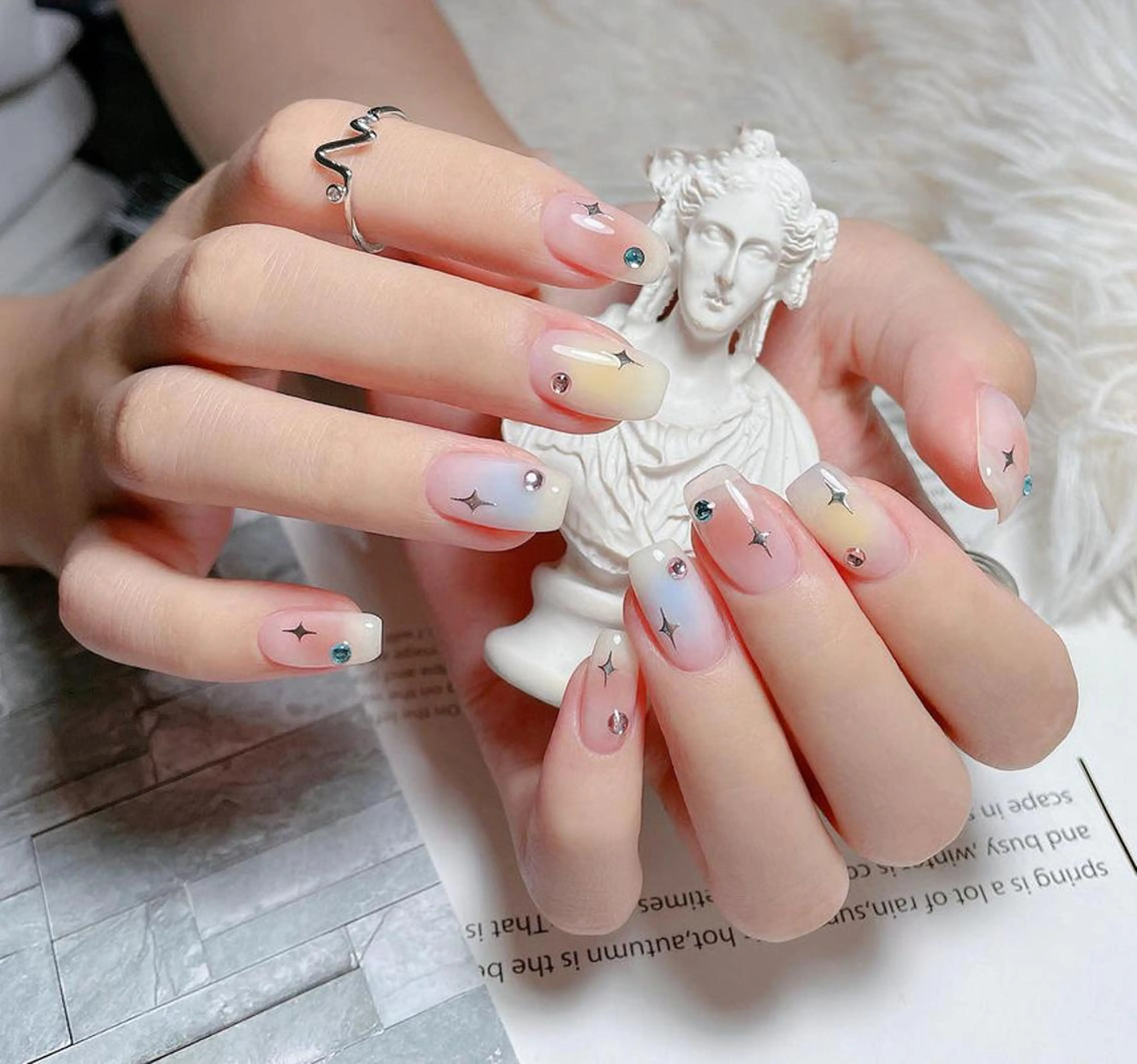 ネイル チークネイル ハンドネイル AngelChris ビューティーサロンのネイルデザイン