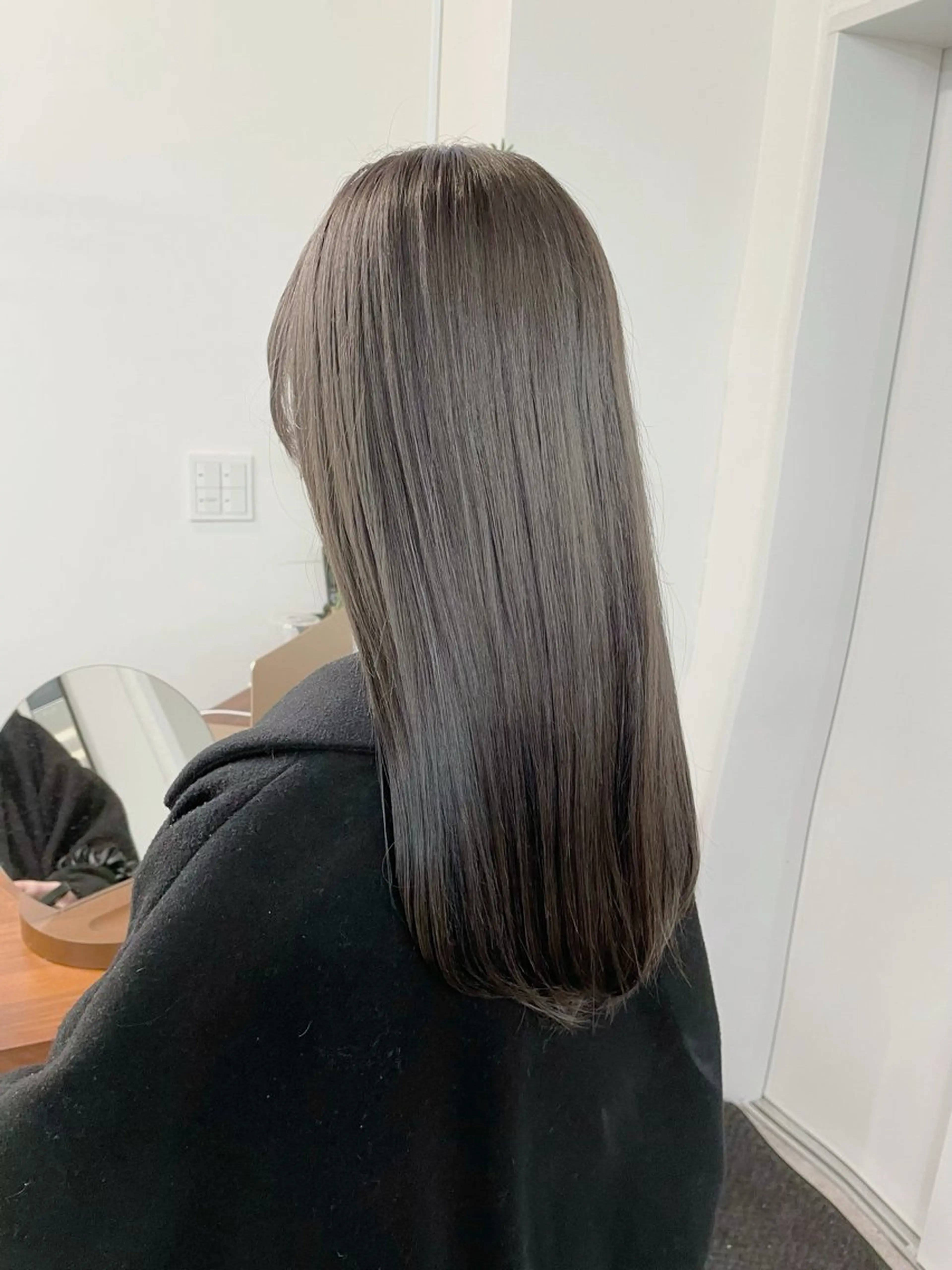 ロング ヘアカラー 顔まわりレイヤー 透明感カラー🩵🩵のヘアスタイル