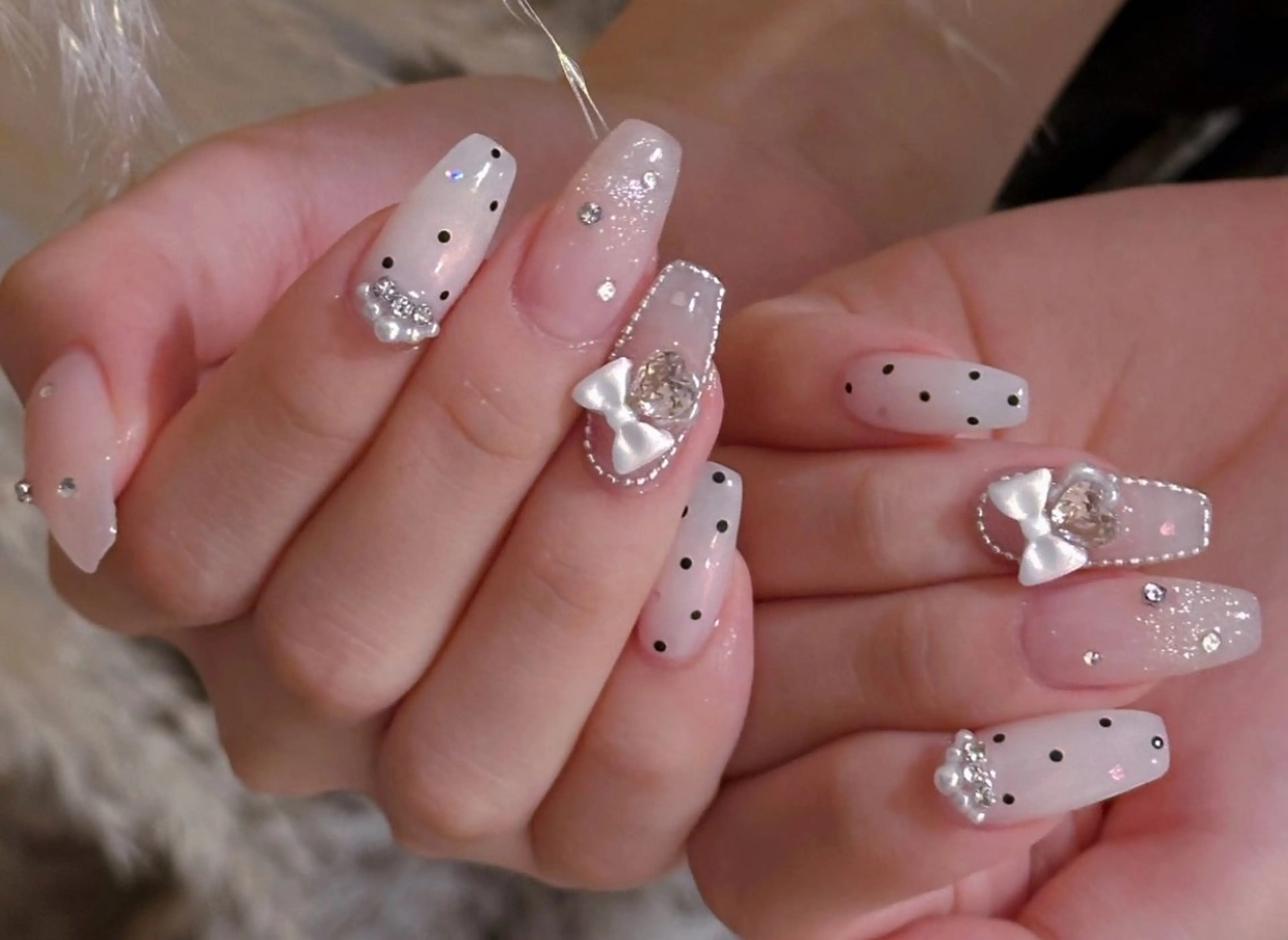 ネイル フレンチネイル ジェルネイル ガラスフレンチ キラキラネイル ロングネイル ハンドネイル Queeens nailのネイルデザイン