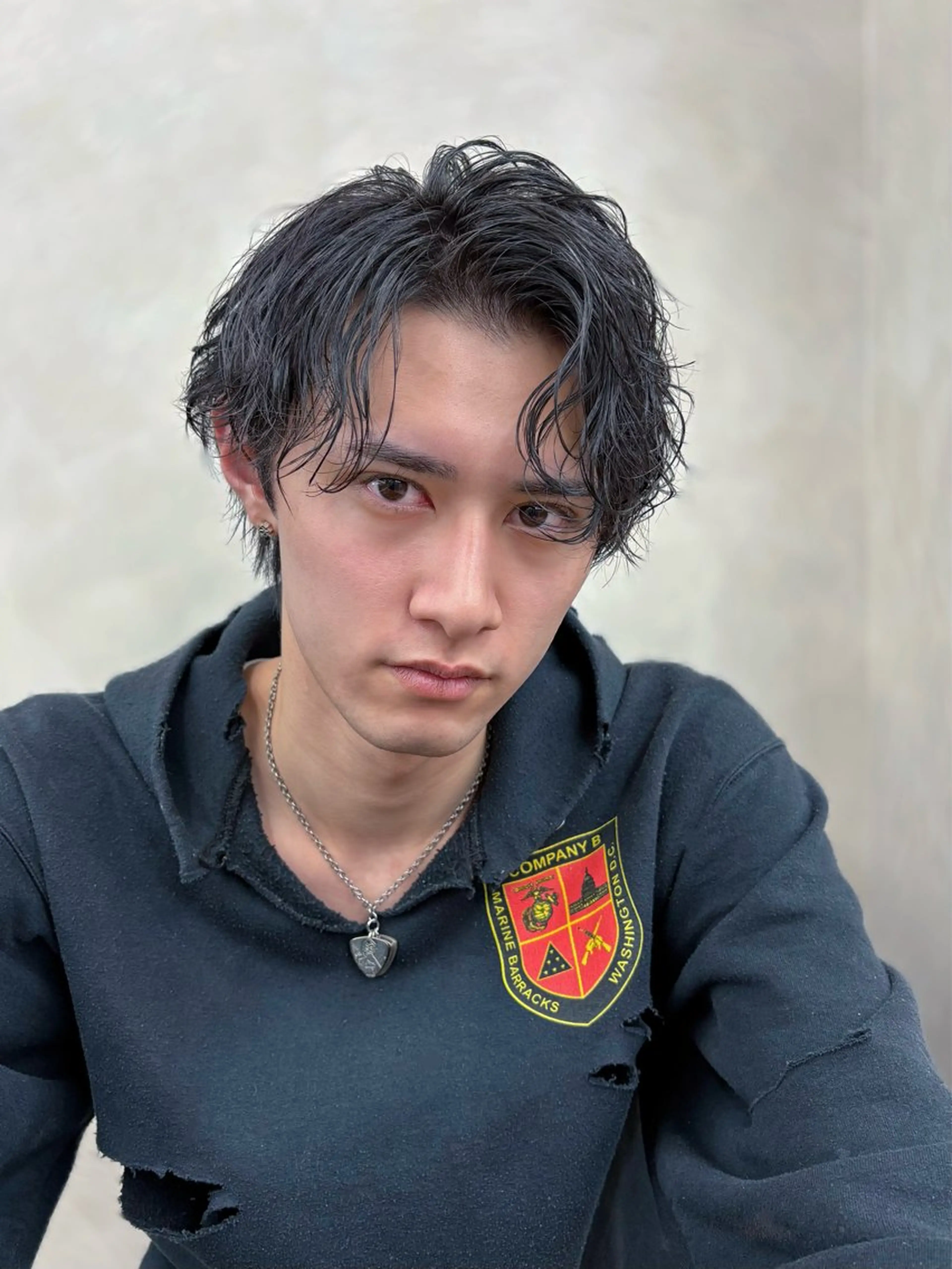 ショート パーマ メンズ メンズブリーチ センターパート フェザーパーマ メンズメッシュ メンズパーマ カット パーマ 安藤幹人 メンズパーマのヘアスタイル