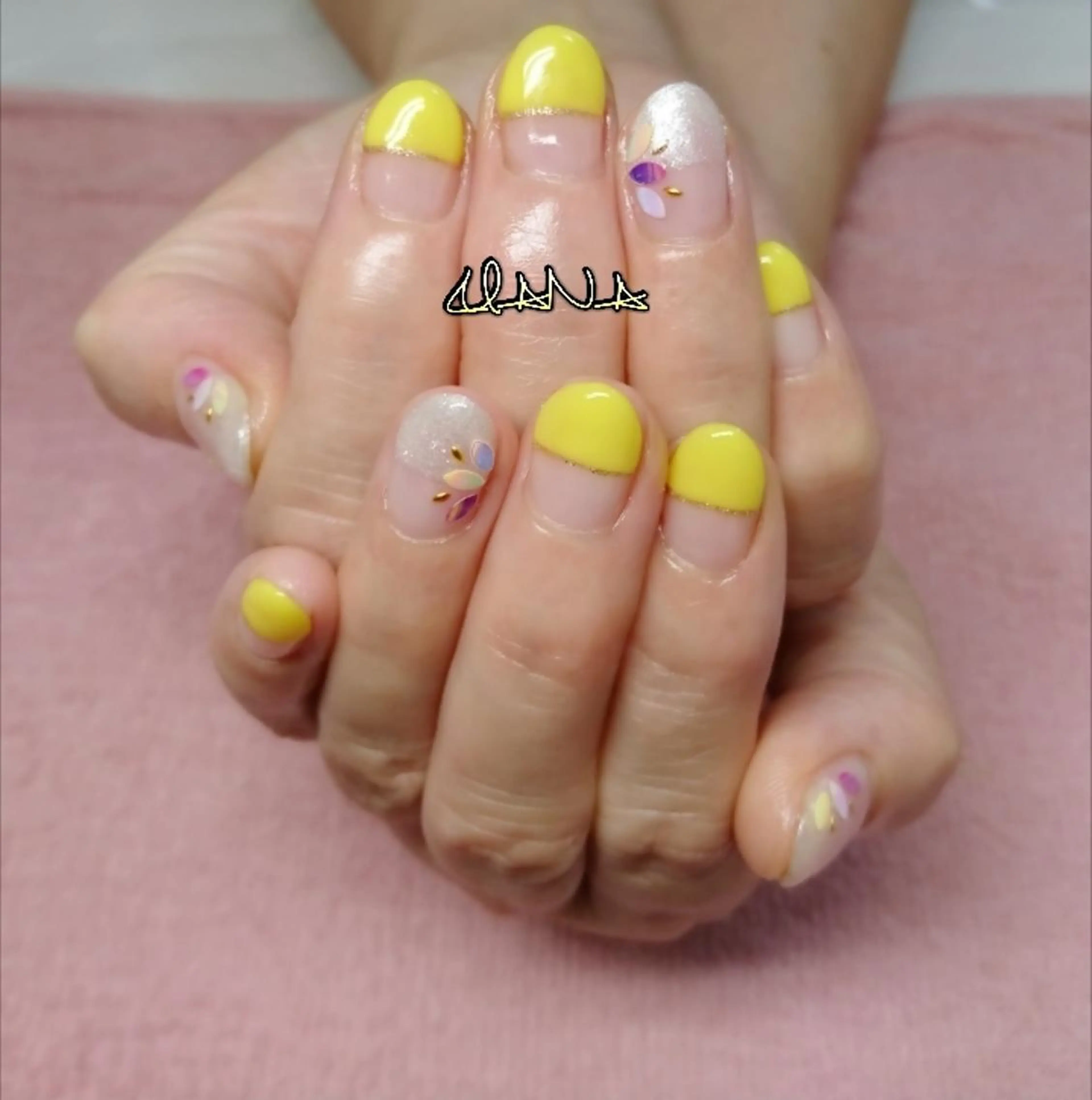 ネイル 黄色 ハンドネイル LUANA  TAKAHASHIのネイルデザイン