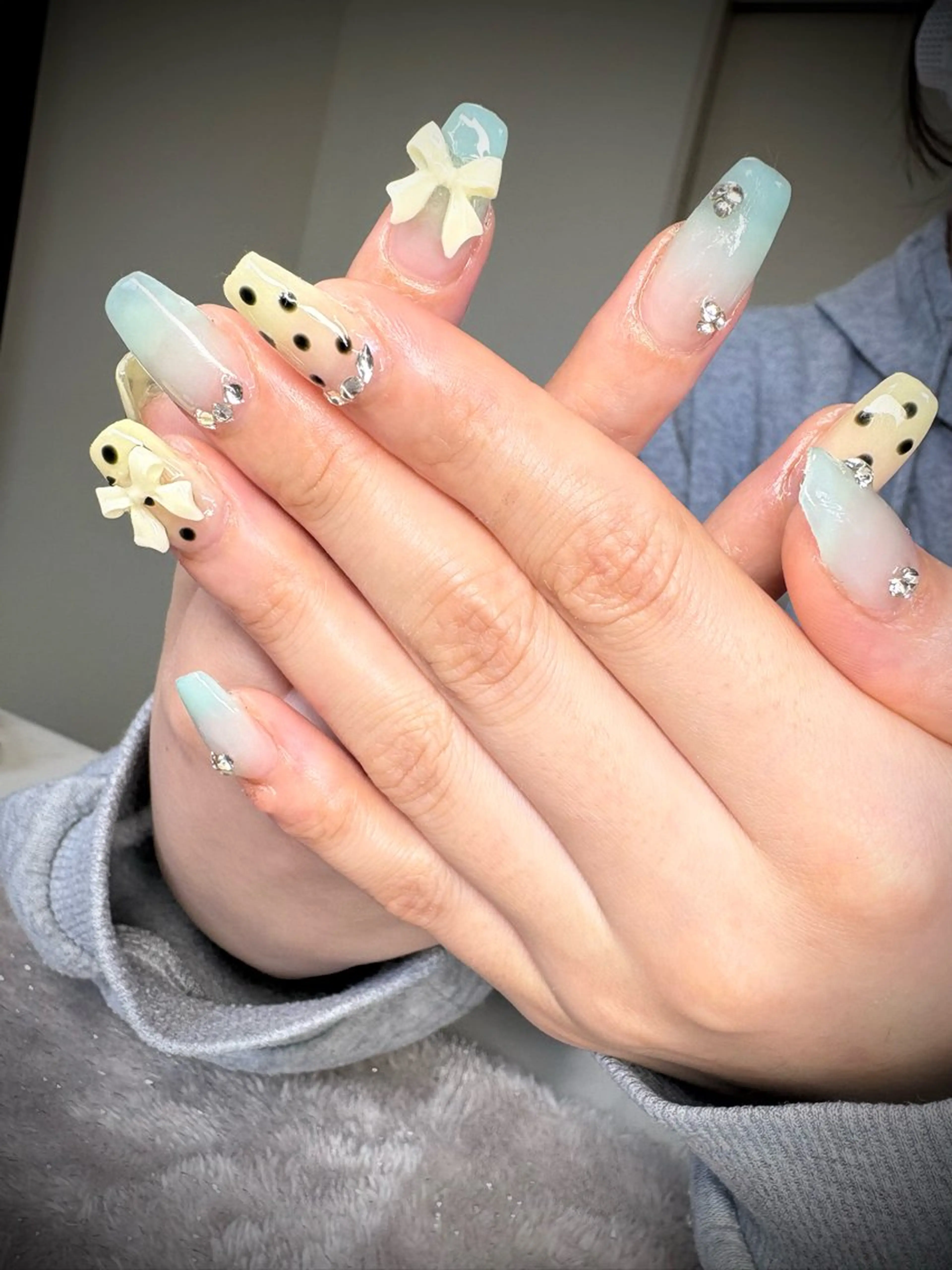 ネイル ドット グラデーション リボン 夏ネイル ハンドネイル nail.s misatoのネイルデザイン