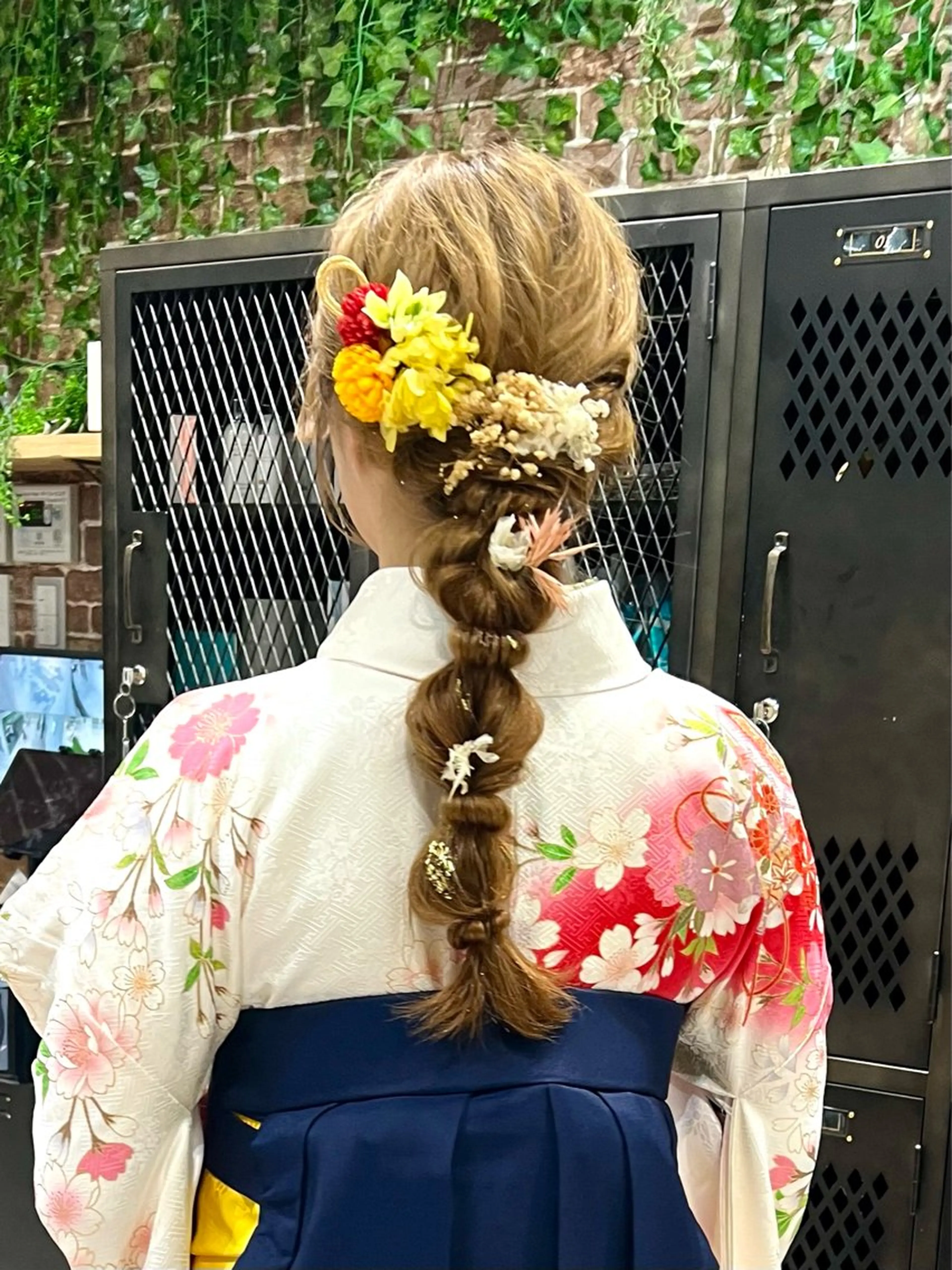 ロング 卒業式のヘアスタイル しおり/パーマ/ newi町田のヘアスタイル