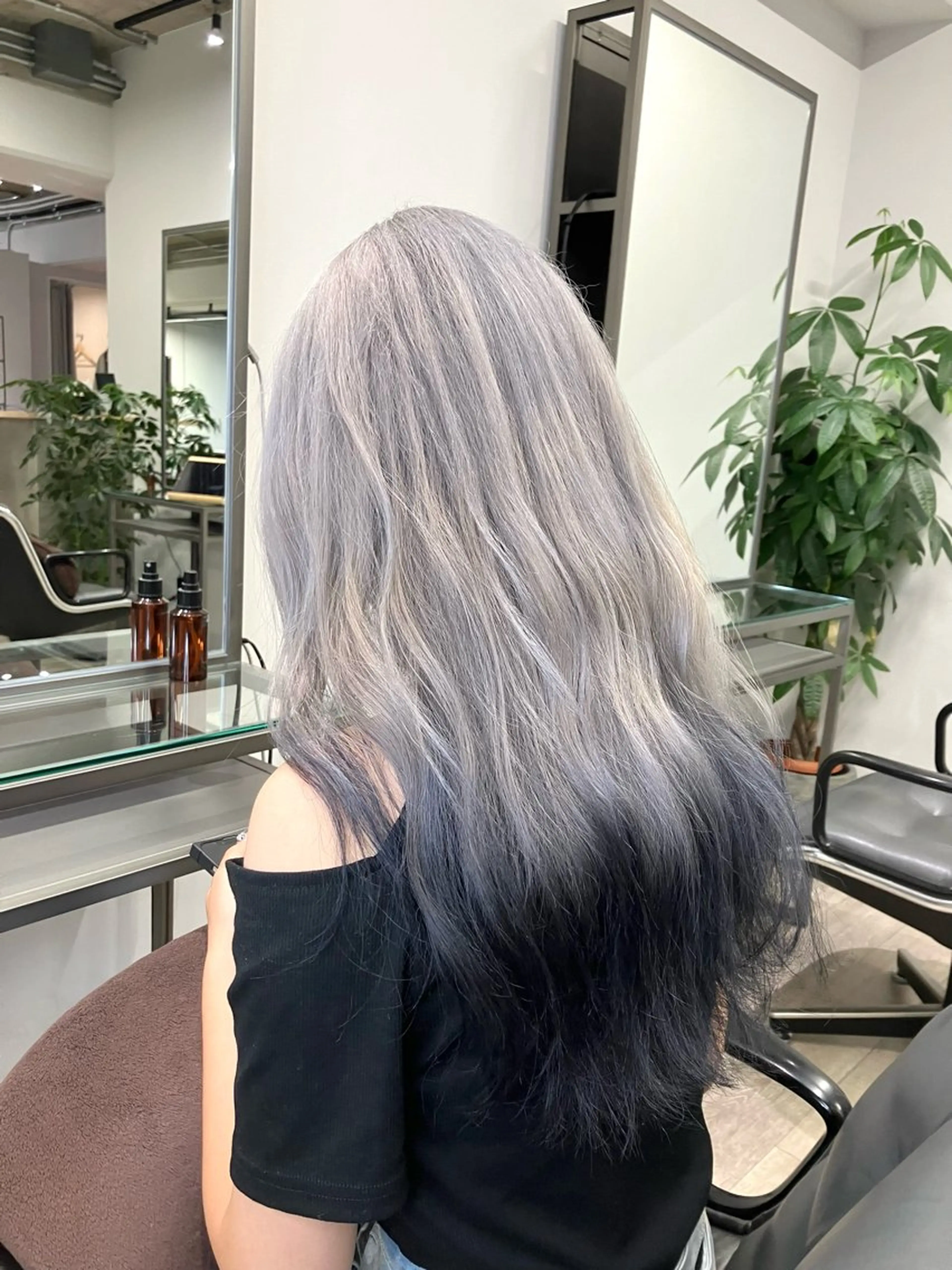 ロング カラー 黒髪 シルバー ホワイトシルバー 髪質改善/縮毛矯正 /美髪カラー/こてのヘアスタイル