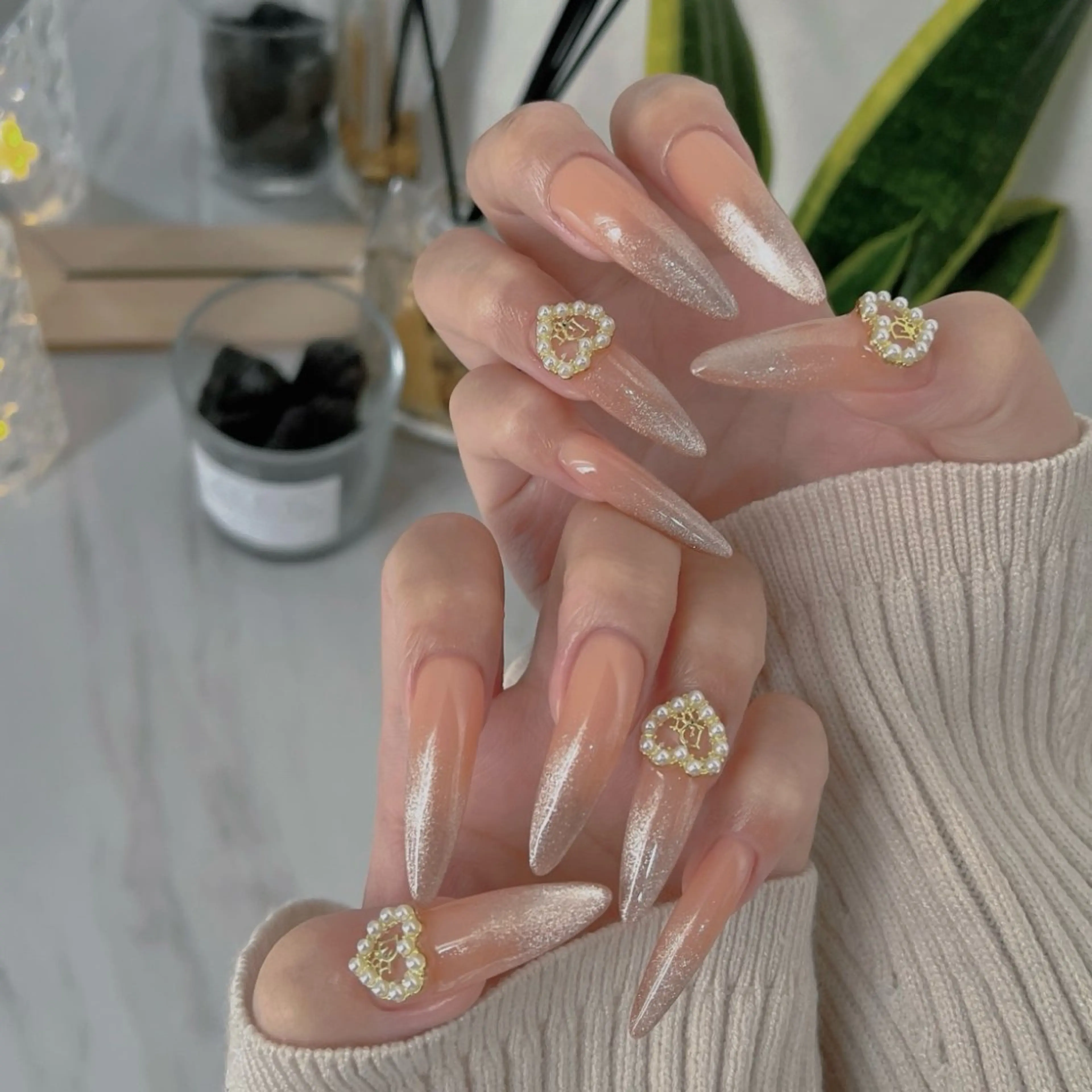 ネイル フットネイル フレンチネイル ジェルネイル ラメ(グリッター) ラメグラデーション ハンドネイル NEO Beauty Salon所属・𝐍𝐄𝐎 𝐉𝐔𝐑𝐈のネイルデザイン