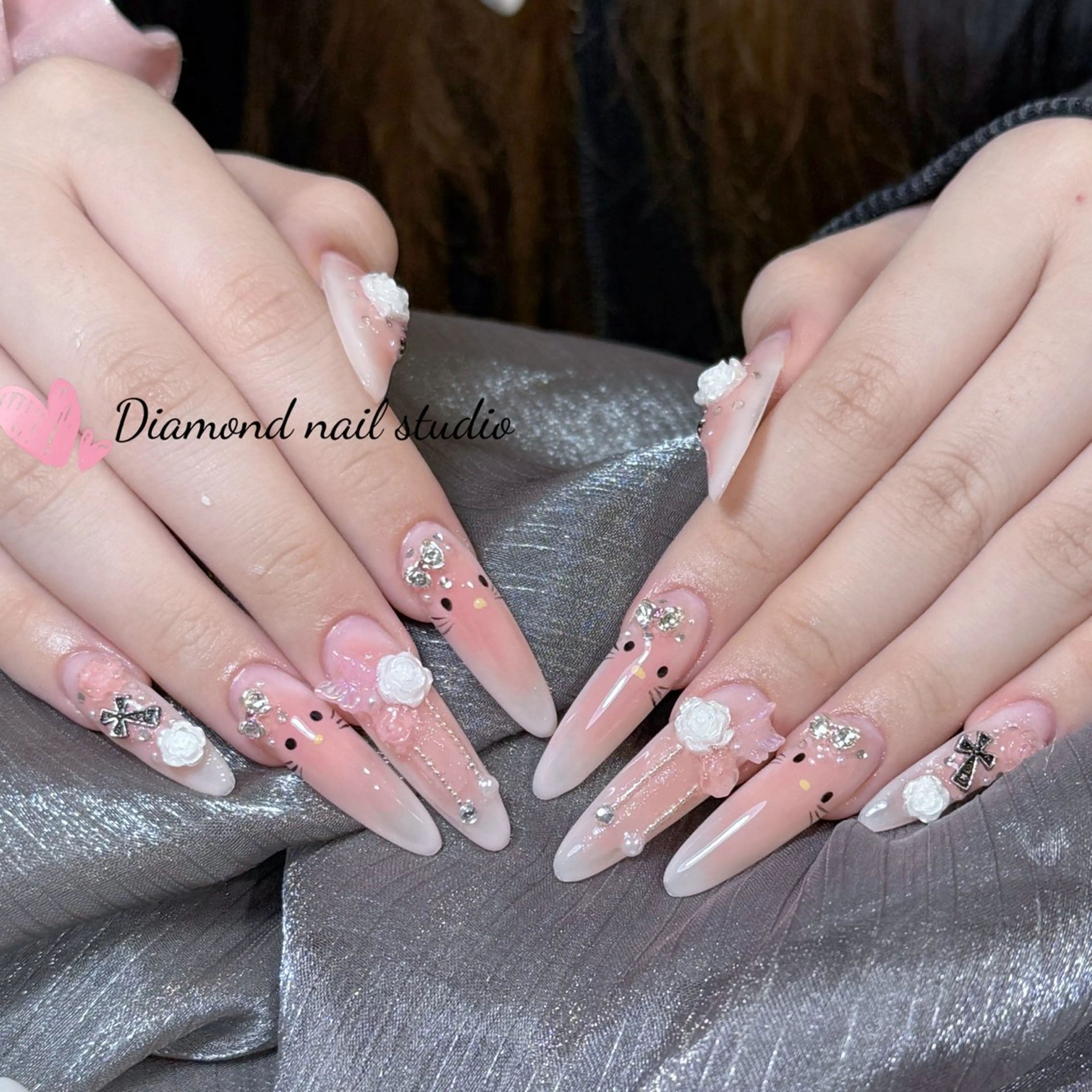 ネイル アートネイル オーロラネイル フラッシュネイル ガーリー キラキラネイル ハンドネイル Una NAILMANAMIのネイルデザイン