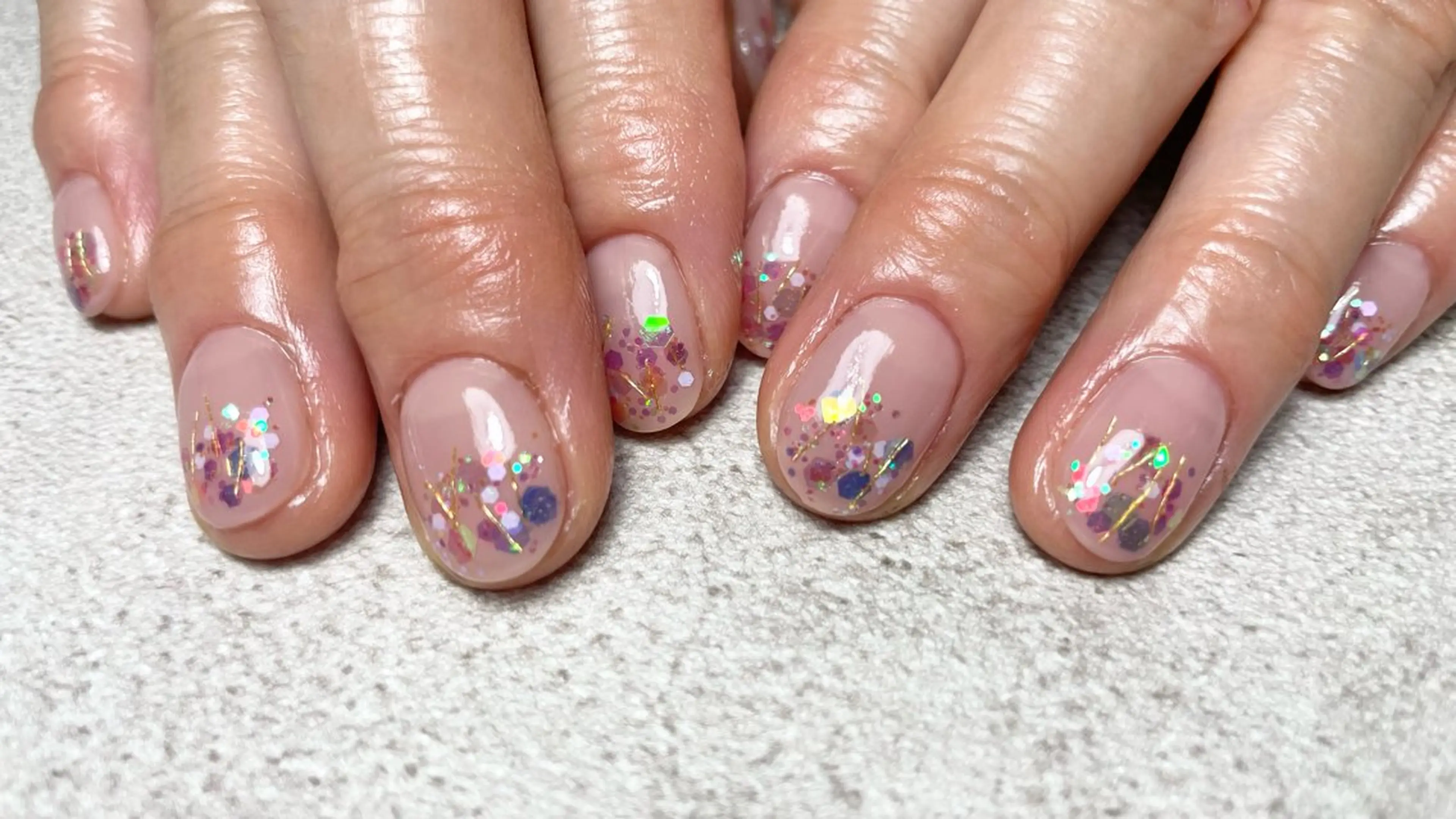 ネイル ゴールド ホログラムネイル キラキラネイル オフィスネイル ワンカラーネイル cosmic nailのネイルデザイン