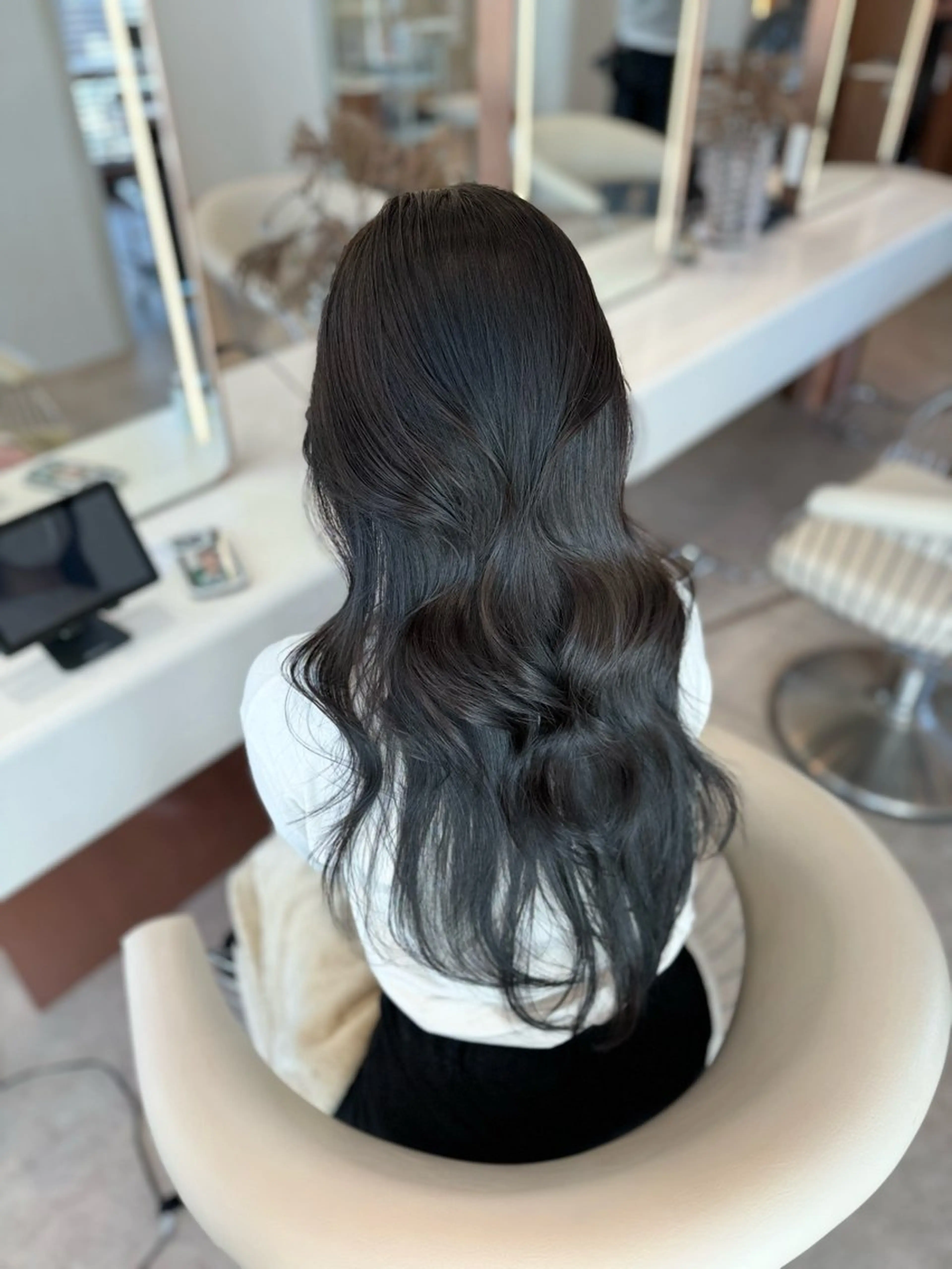 ロング カラー 黒髪 ブルーカラー ブルーブラック ダークグレー ダークグレージュ カット ヘアカラー トリートメント ヘアセット 韓国レイヤー🇰🇷 韓国研修◎渋谷カイトのヘアスタイル