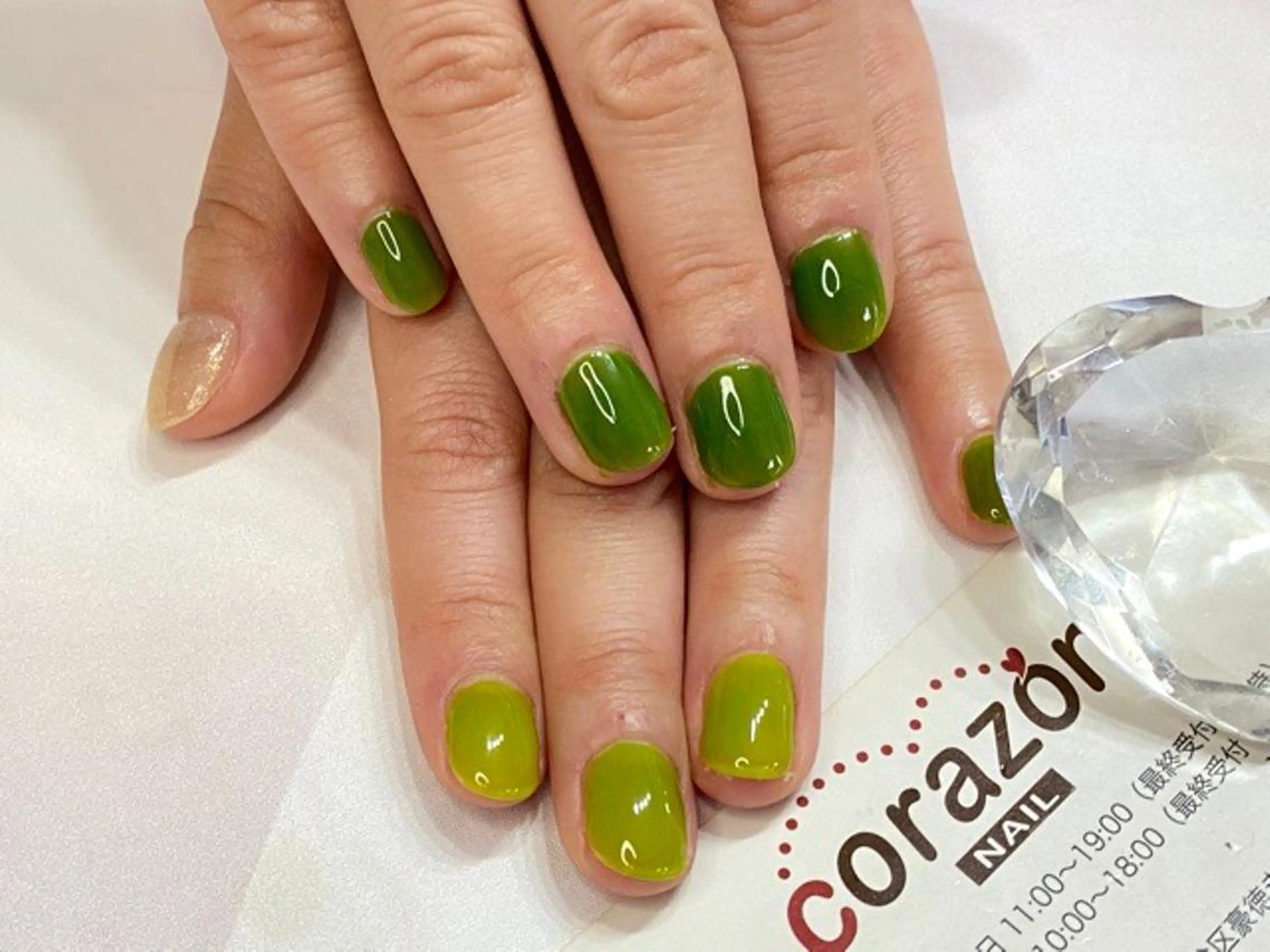 ネイル ジェルネイル ゴールド グリーン ラメ(グリッター) ワンカラーネイル corazon所属・ネイリスト aicoのネイルデザイン