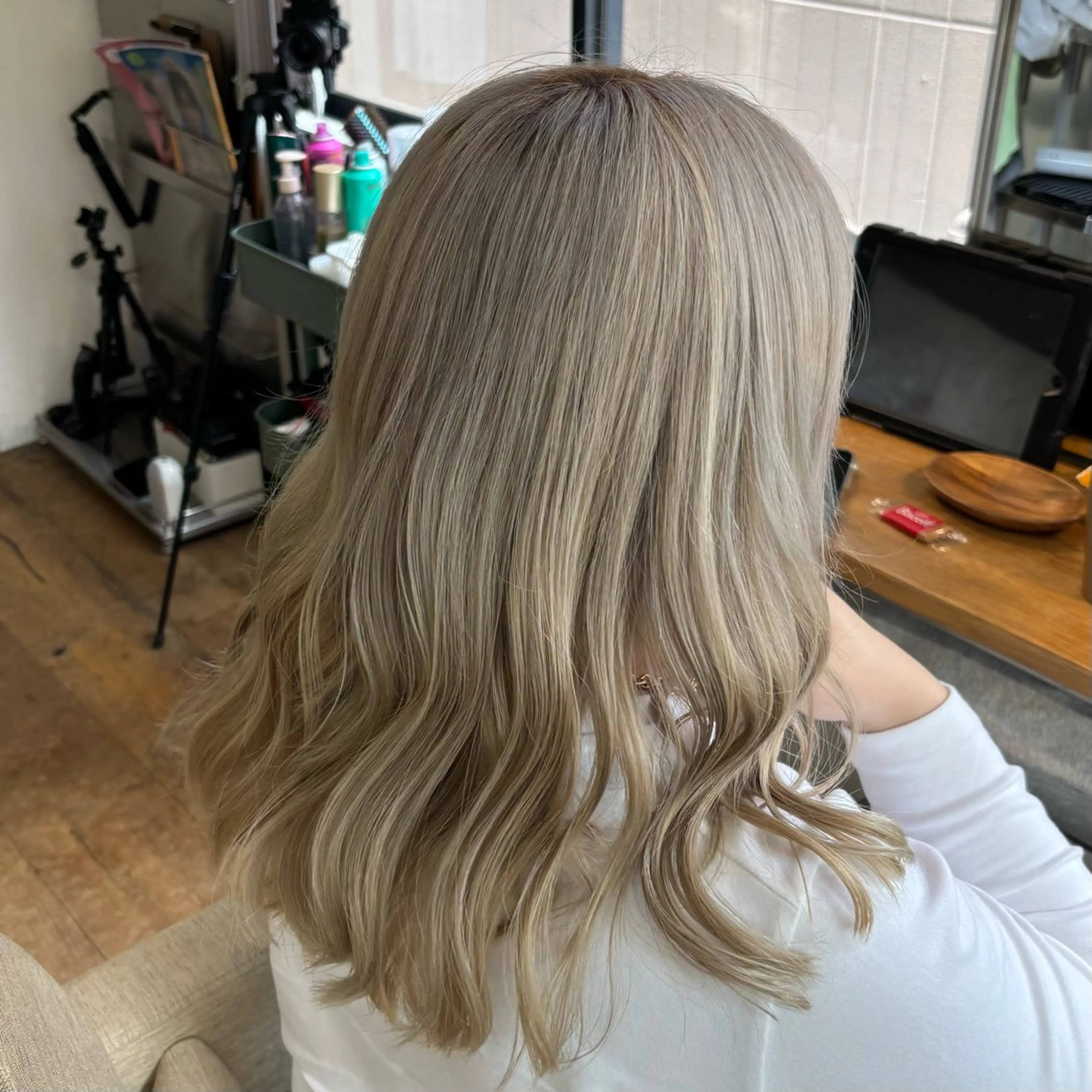 ミディアム カラー ベージュカラー ハイトーンカラー ホワイトベージュ ヘアカラー BELO OSAKA マオのヘアスタイル