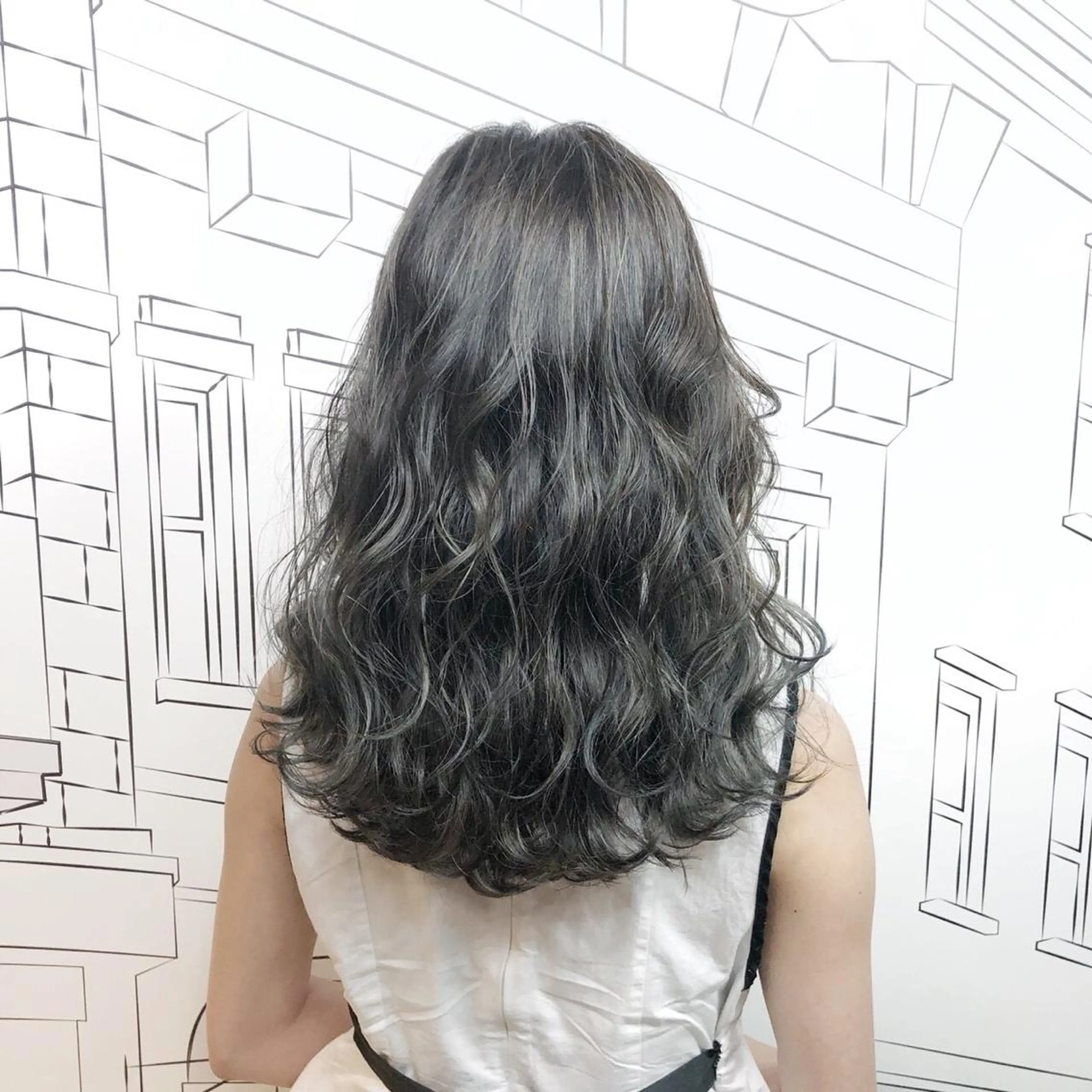 セミロング TOMOKA 艶髪/透明感カラーのヘアスタイル