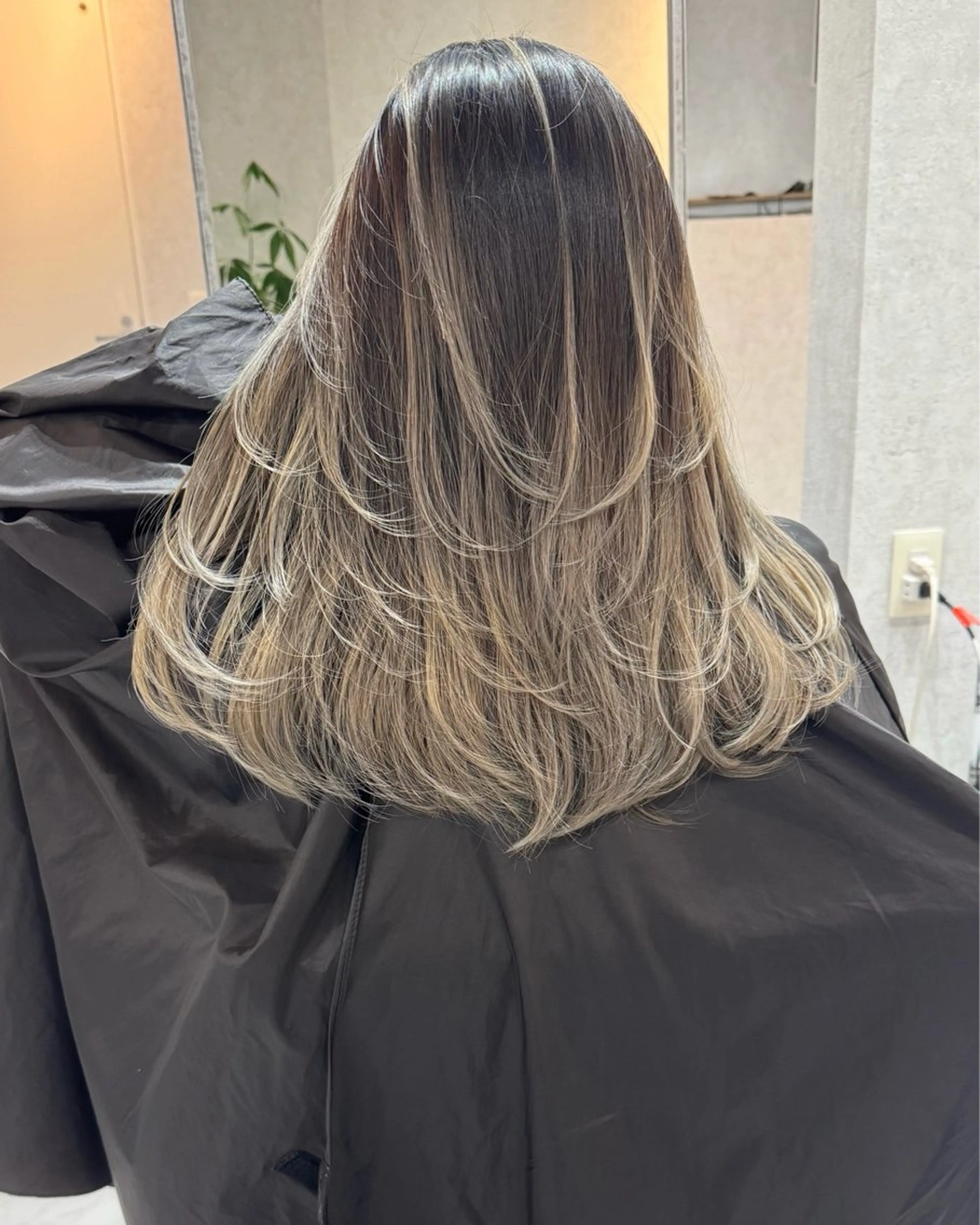 ミディアム カラー ヘアアレンジ バレイヤージュ デザインカラー ハイライトカラー 外国人風カラー ハイライト カット ヘアカラー トリートメント アンドウ ユウ/ レイヤーカット/韓国のヘアスタイル