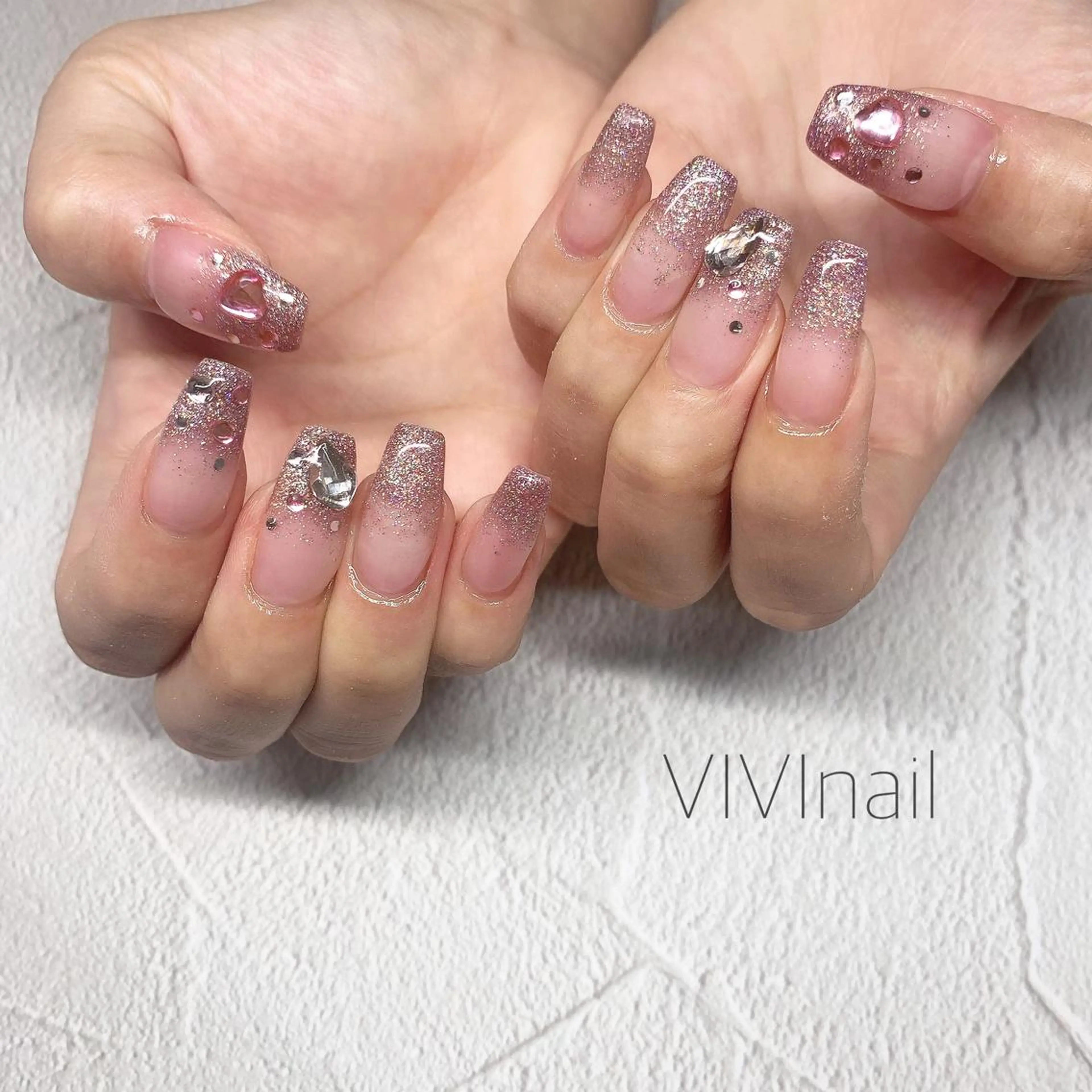 ネイル キラキラネイル ピンク ハンドネイル vivi nailのネイルデザイン