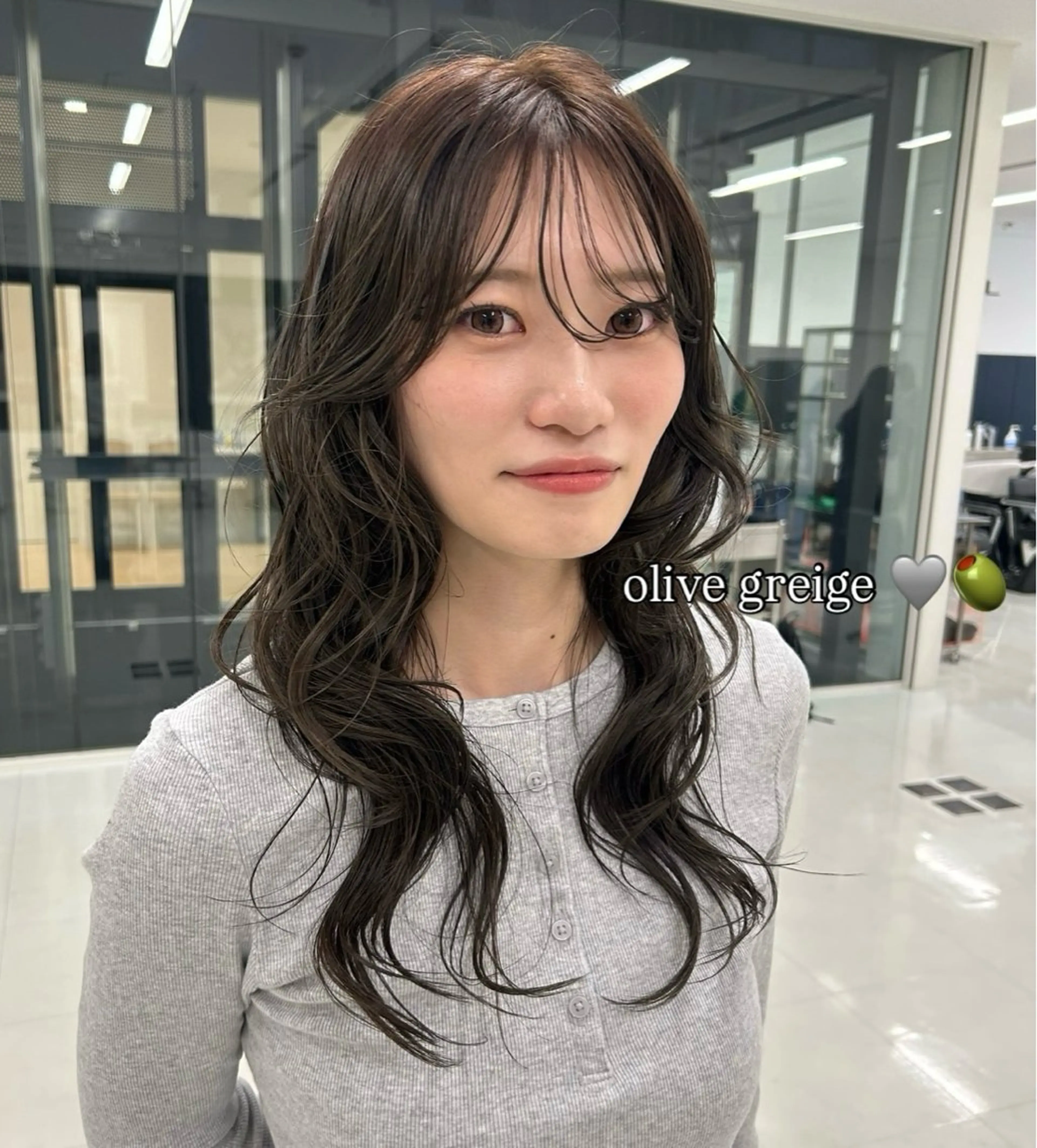 セミロング アッシュ 顔まわりレイヤー ハッシュカット ハイレイヤー 髪質改善 ヘアカラー レイヤー/ 透明感カラー/チナツのヘアスタイル