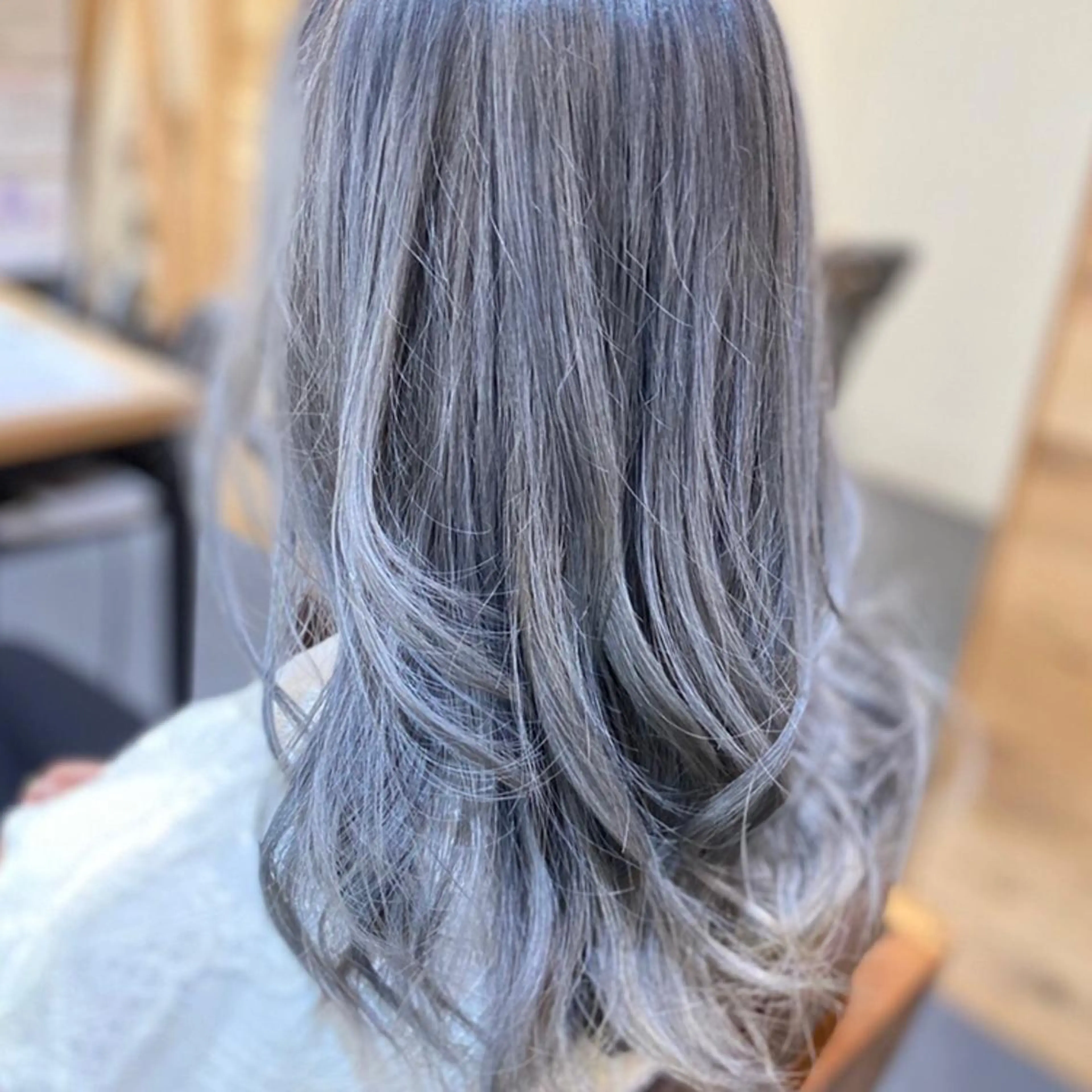 ミディアム カラー シルバー ハラ ルイスのヘアスタイル