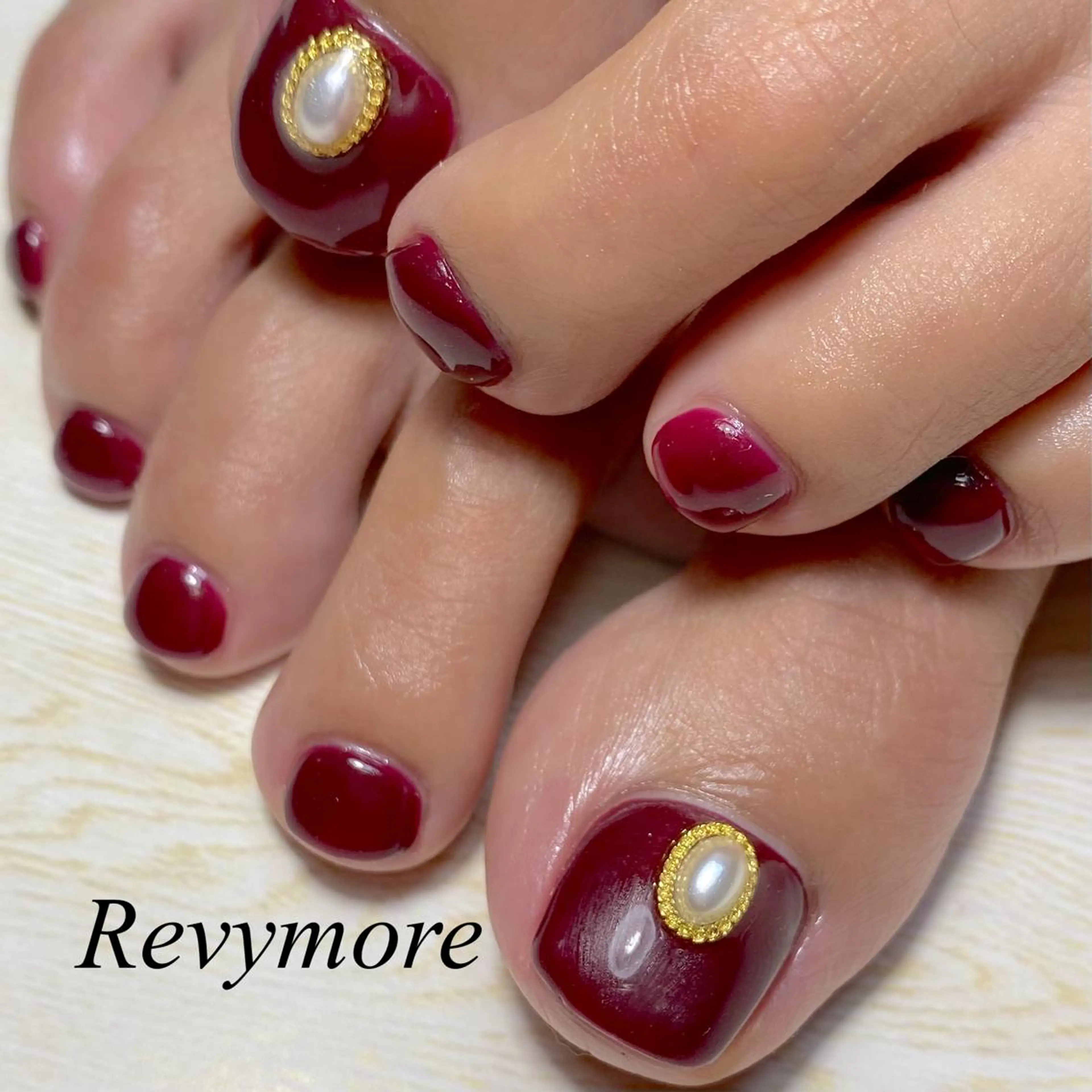 ショート ネイル ジェルネイル マットネイル ニュアンスネイル オフィスネイル 赤色 nail salon Revymore所属・nail salon Revymoreのネイルデザイン
