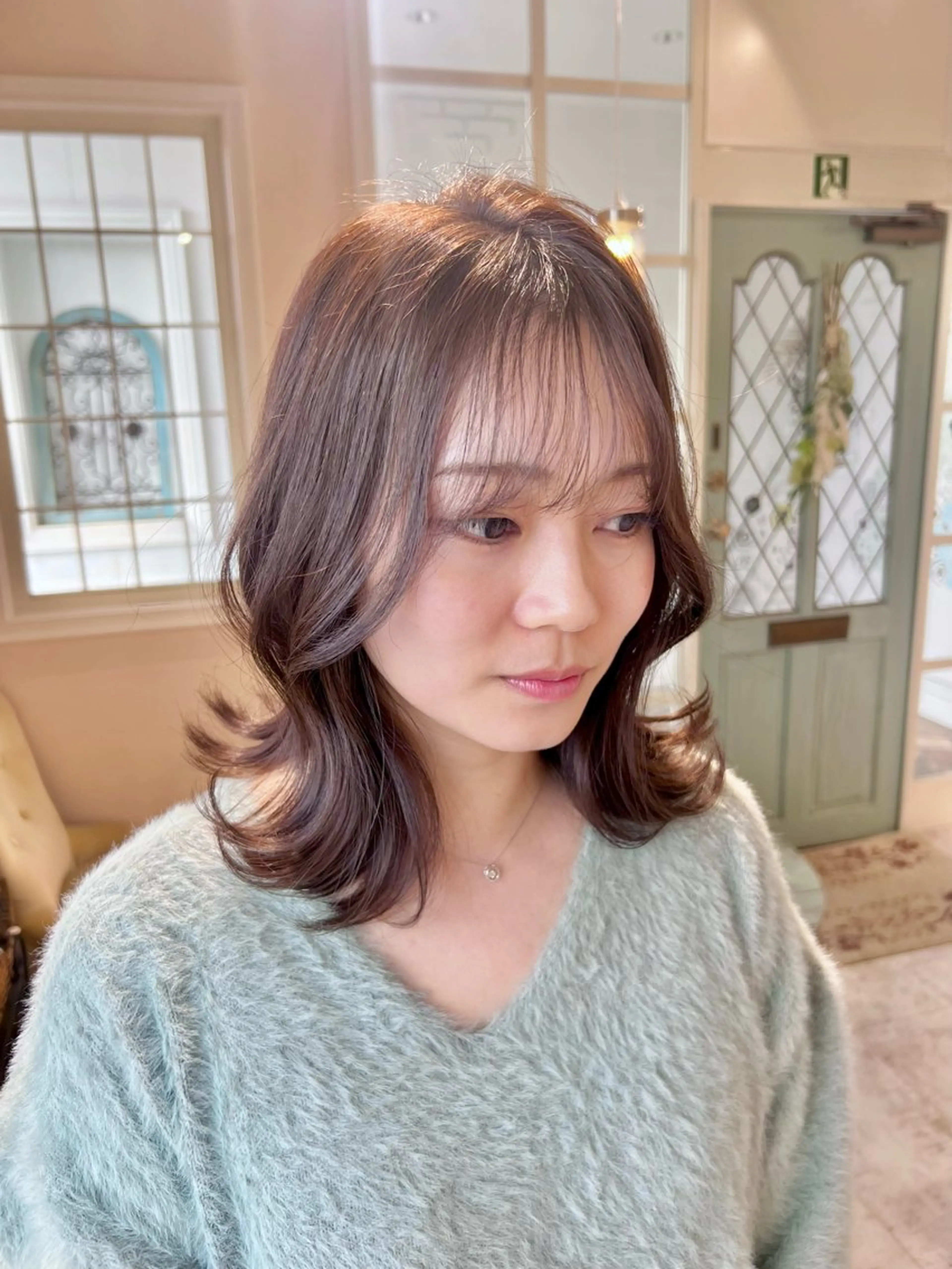 ミディアム カラー ヘアアレンジ くびれヘア シースルーバング KARIN /Huitのヘアスタイル