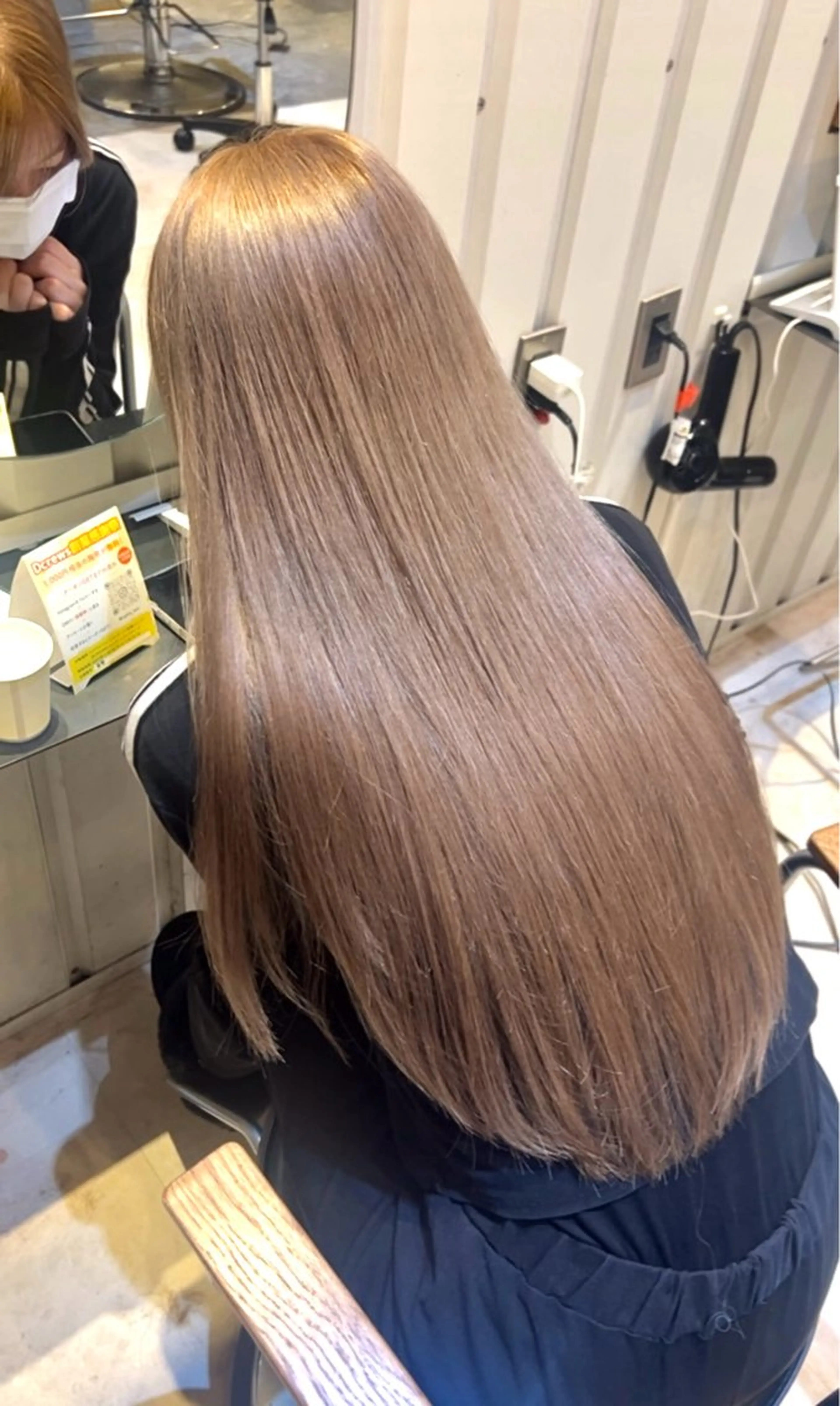 ロング カラー ベージュカラー ハイトーンカラー ミルクティーベージュ ヘアカラー 艶感カラー／フェザー レイヤー／meguのヘアスタイル