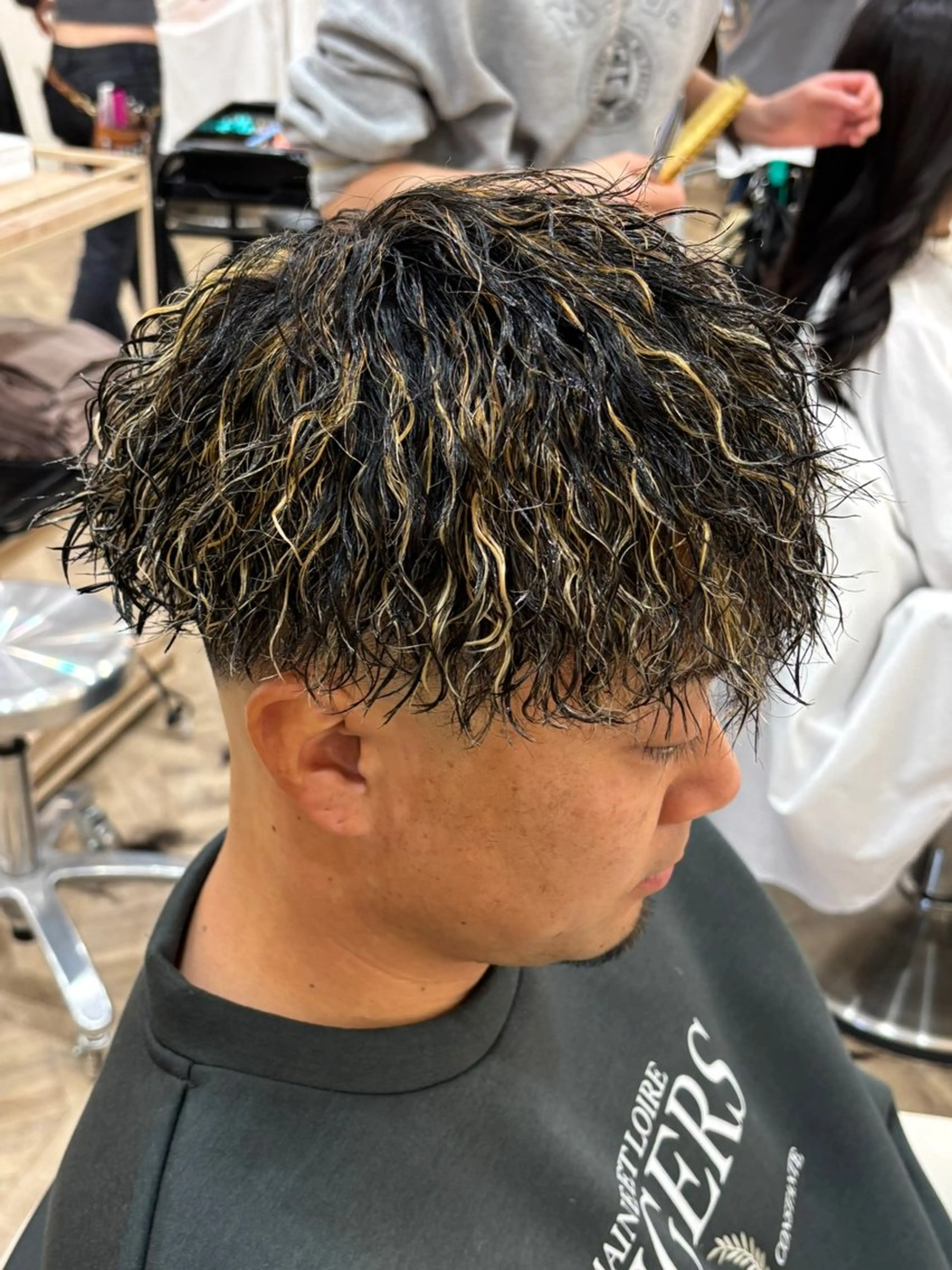 ショート カラー パーマ メンズ メンズメッシュ メッシュ カット ヘアカラー パーマ パーマ職人DAIKI ツイスパ/波巻きのヘアスタイル