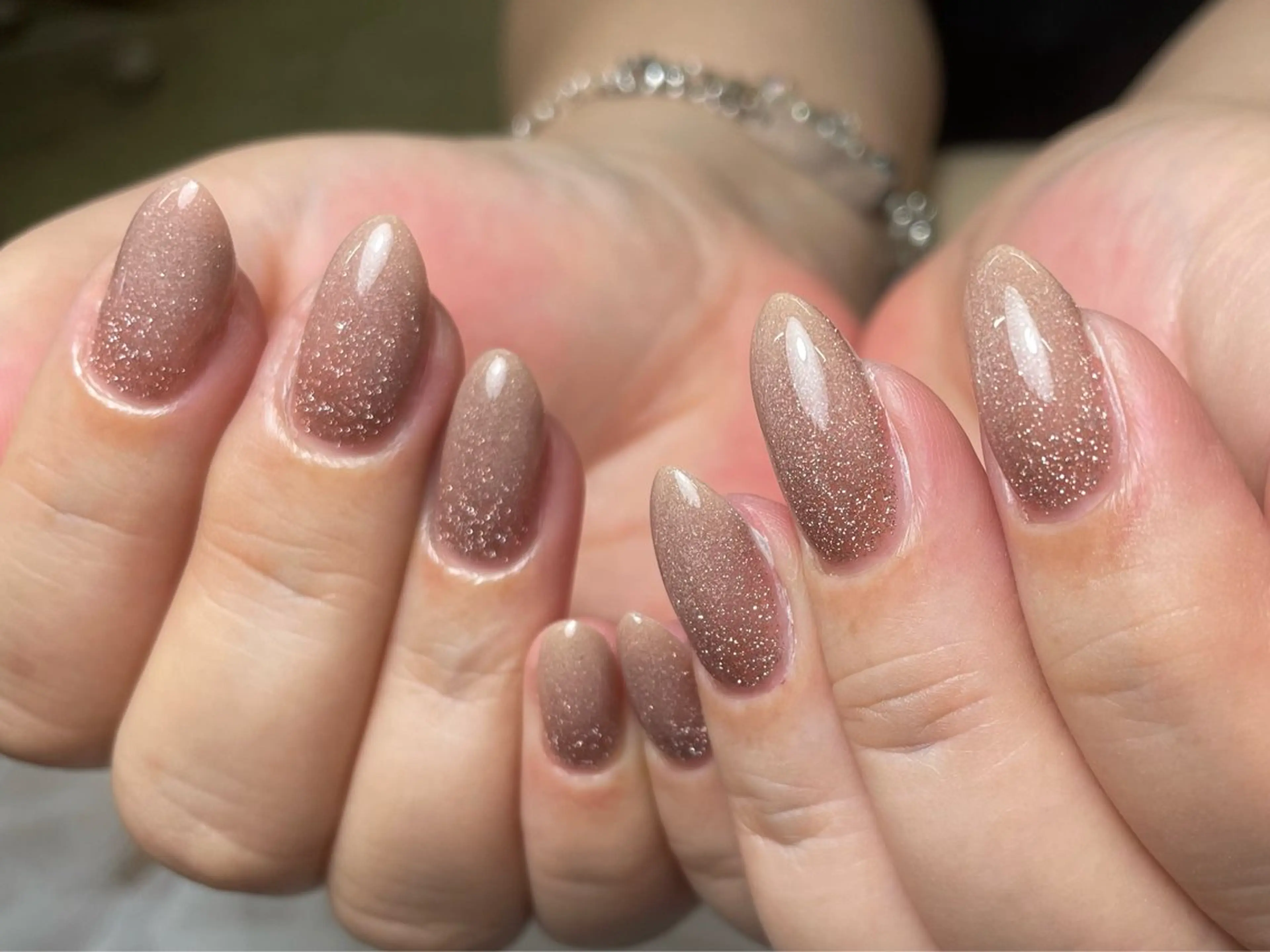 ネイル チークネイル ガーリー グラデーション 韓国ネイル ラメ(グリッター) 成塚 雅香のネイルデザイン