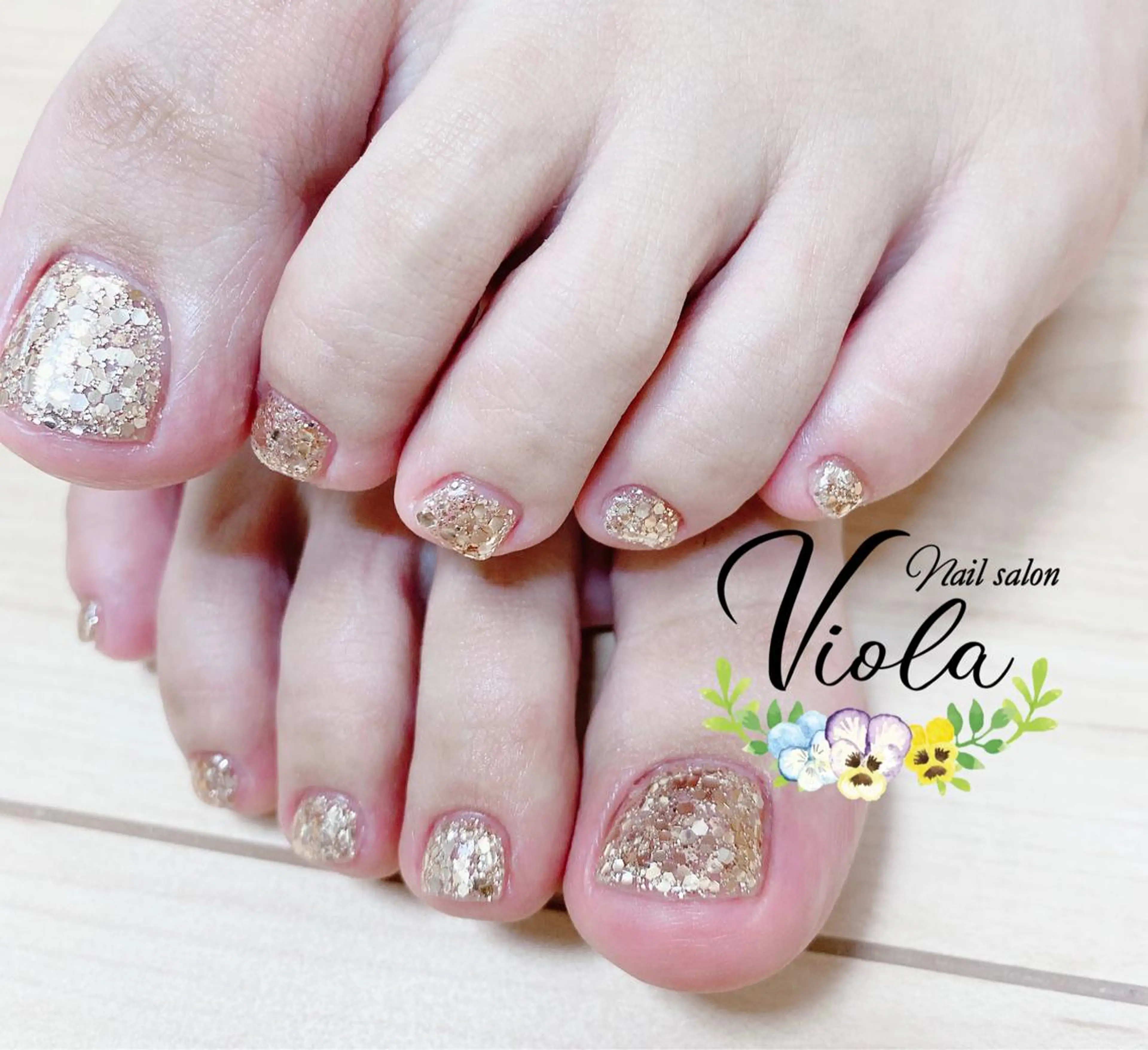 ネイル フットネイル ホログラムネイル ラメ(グリッター) ワンカラーネイル フットネイル Nailsalon Viola所属・ネイルサロン Violaのネイルデザイン