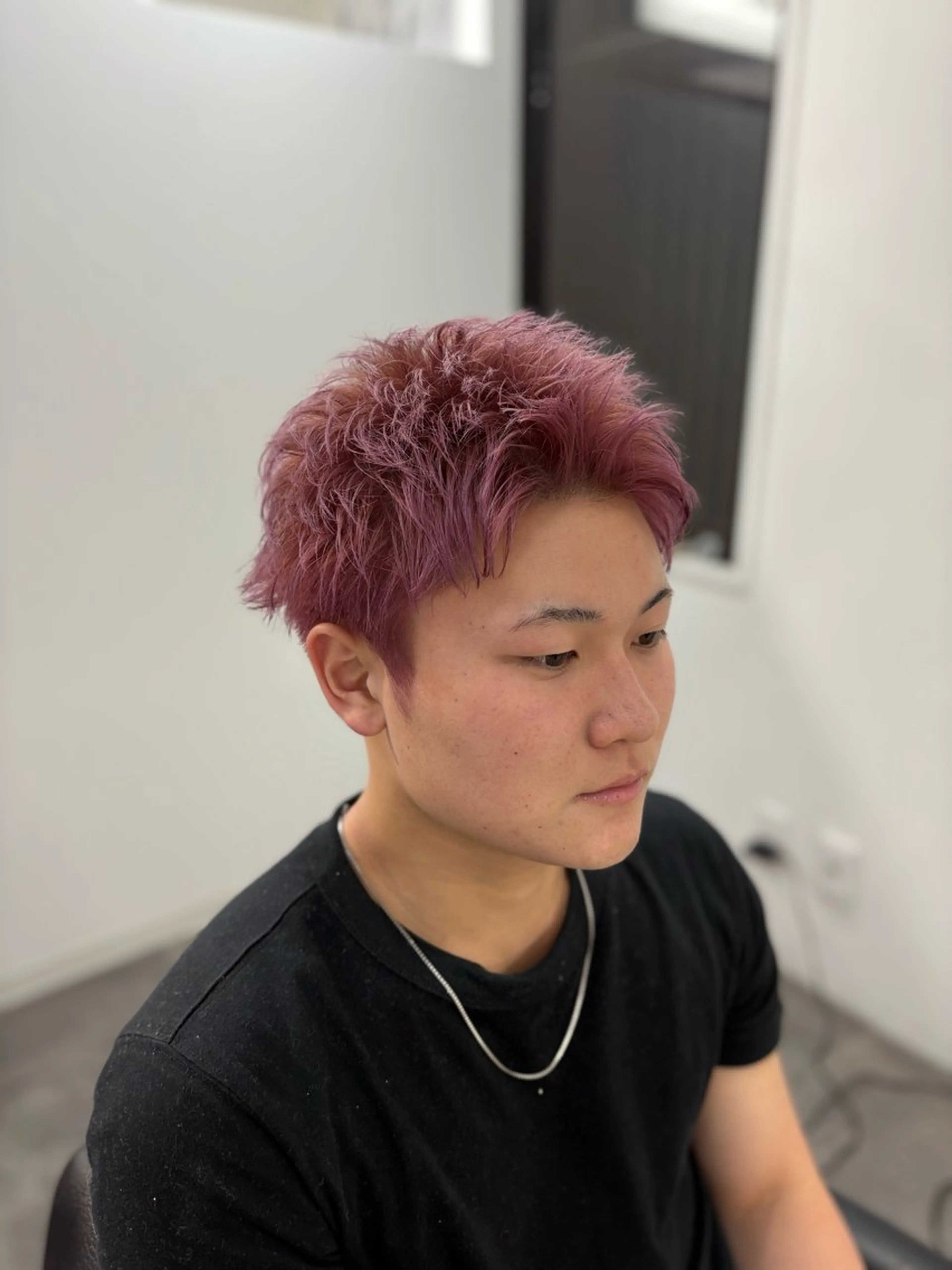 ショート カラー ブリーチ ピンクカラー ショートヘア CHELSEA  梅田所属・OKADA/メンズ /カット/眉/縮毛のヘアスタイル