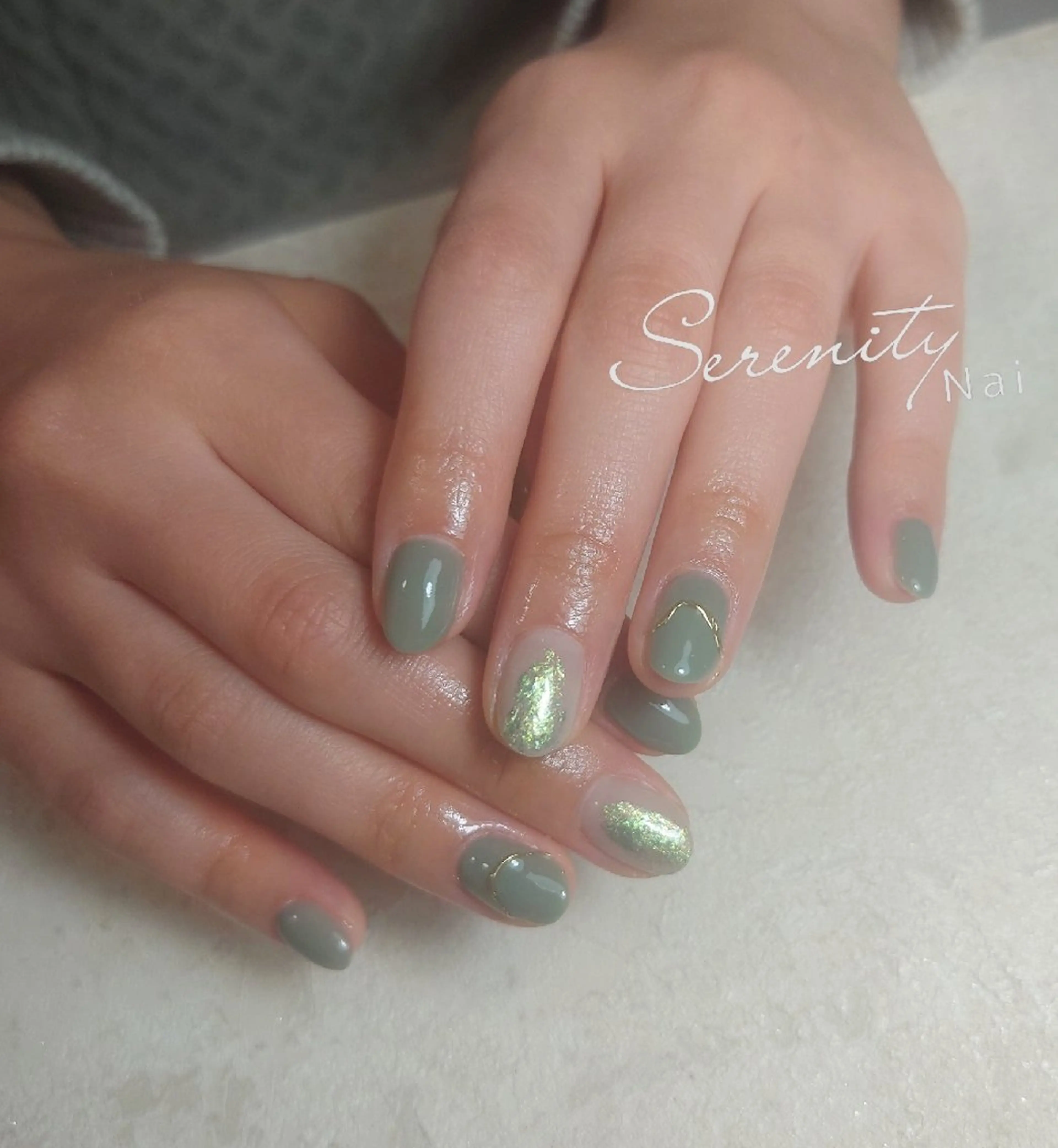 ネイル グリーン キラキラネイル ミラーネイル 春ネイル nail  serenityのネイルデザイン
