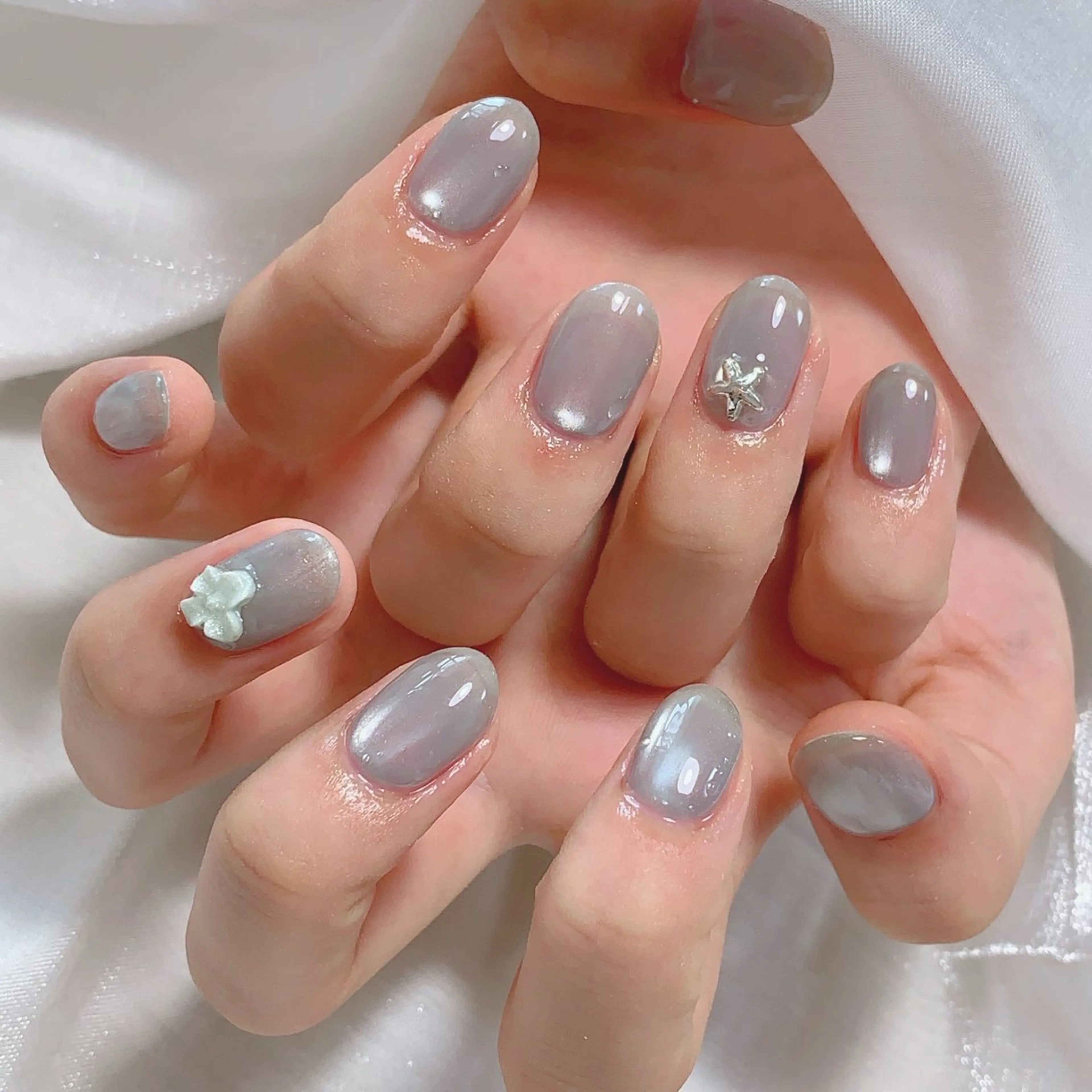 ネイル ブルー チークネイル フレンチネイル ハート ホログラムネイル ハンドネイル インフィニティ ネイルサロンのネイルデザイン