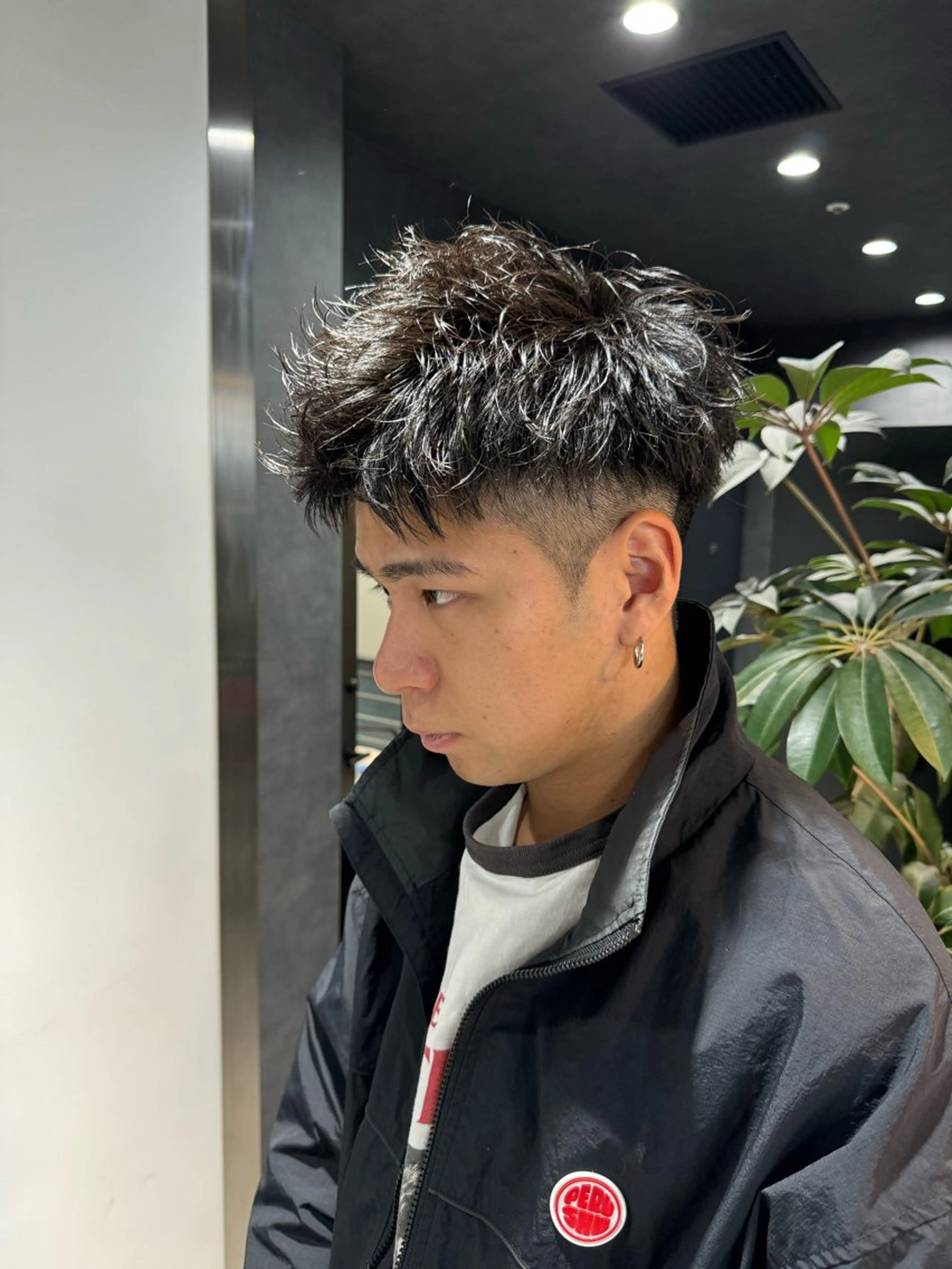 ショート カラー パーマ ヘアアレンジ メンズ メンズブリーチ センターパート メンズハイライト メンズハイトーン マッシュ スパイキー/フェザー /波巻き/かいとのヘアスタイル