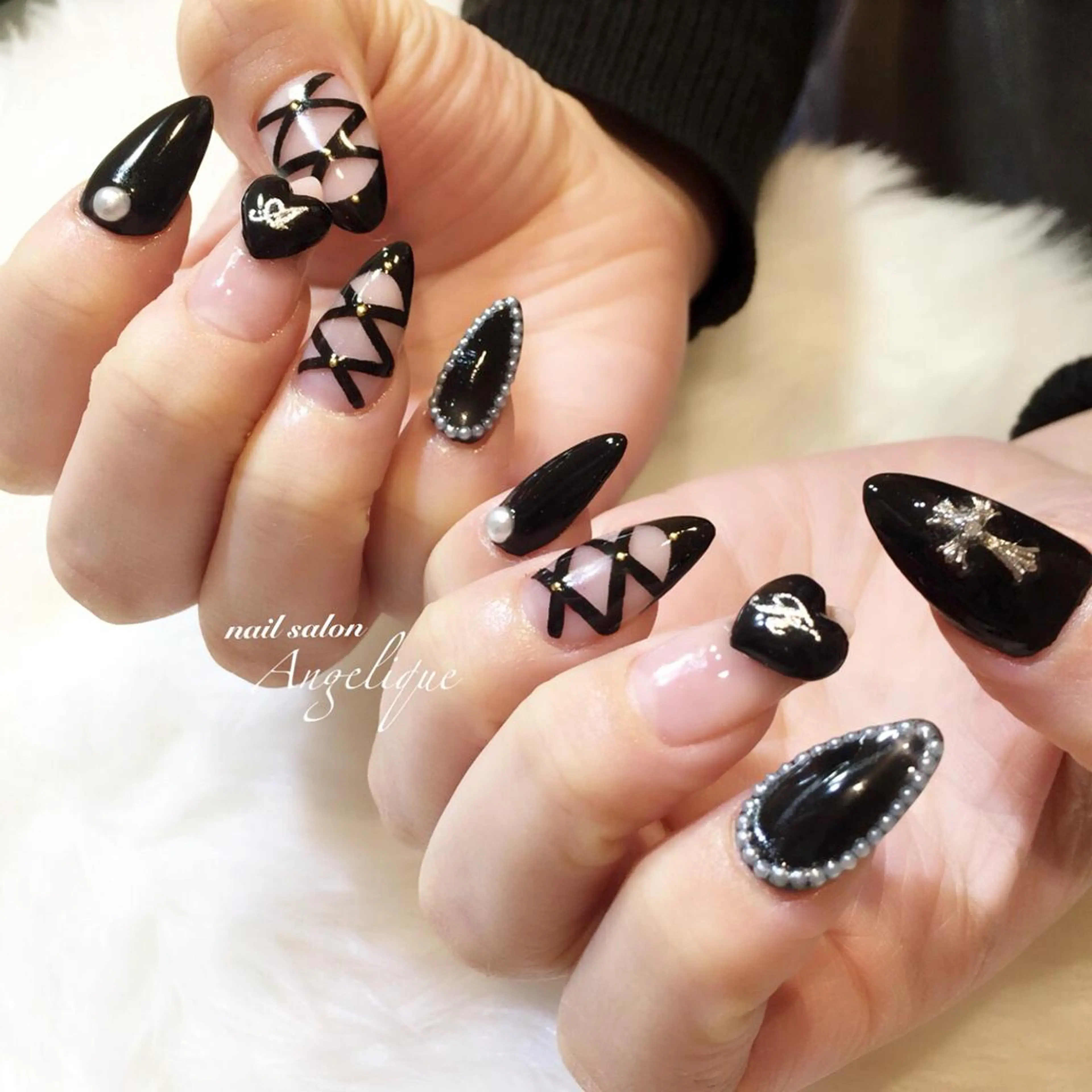 ミディアム ネイル フレンチネイル ハート Nail salon Angeliqueのネイルデザイン