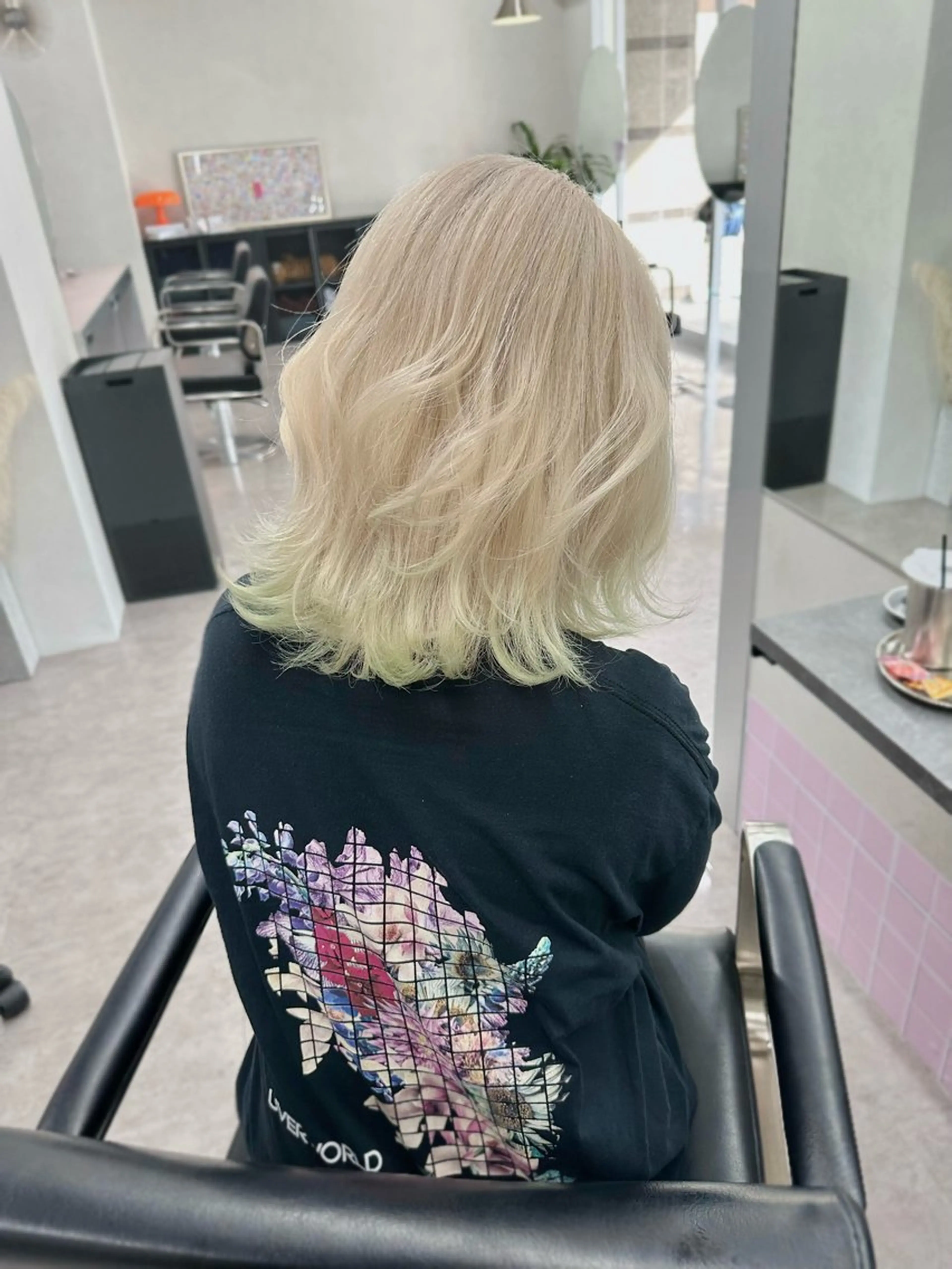 ミディアム カラー ウルフとハイトーン みっちー✂️のヘアスタイル