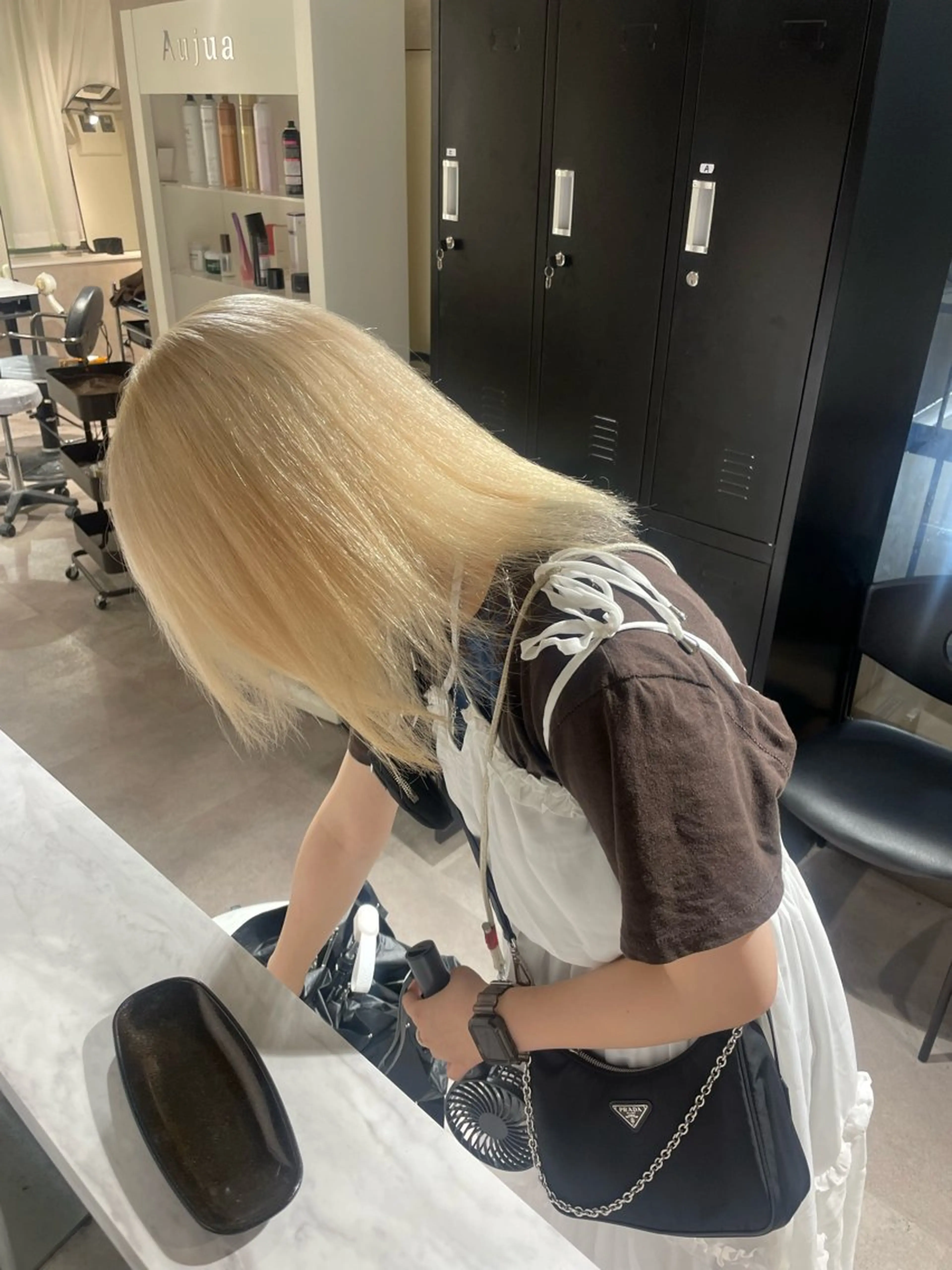 セミロング カラー 抜きっぱなしブロンド ヘアカラー 🇰🇷ハイトーン× 韓国レイヤー레이어드のヘアスタイル